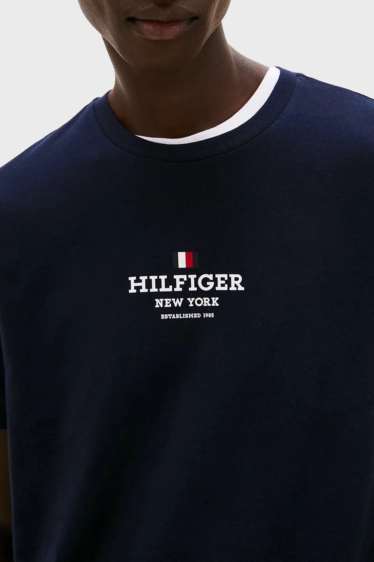 Tommy Hilfiger % 100 Pamuk Regular Fit Bisiklet Yaka Logolu Erkek T Shirt MW0MW38980 DW5 LACİVERT - 9