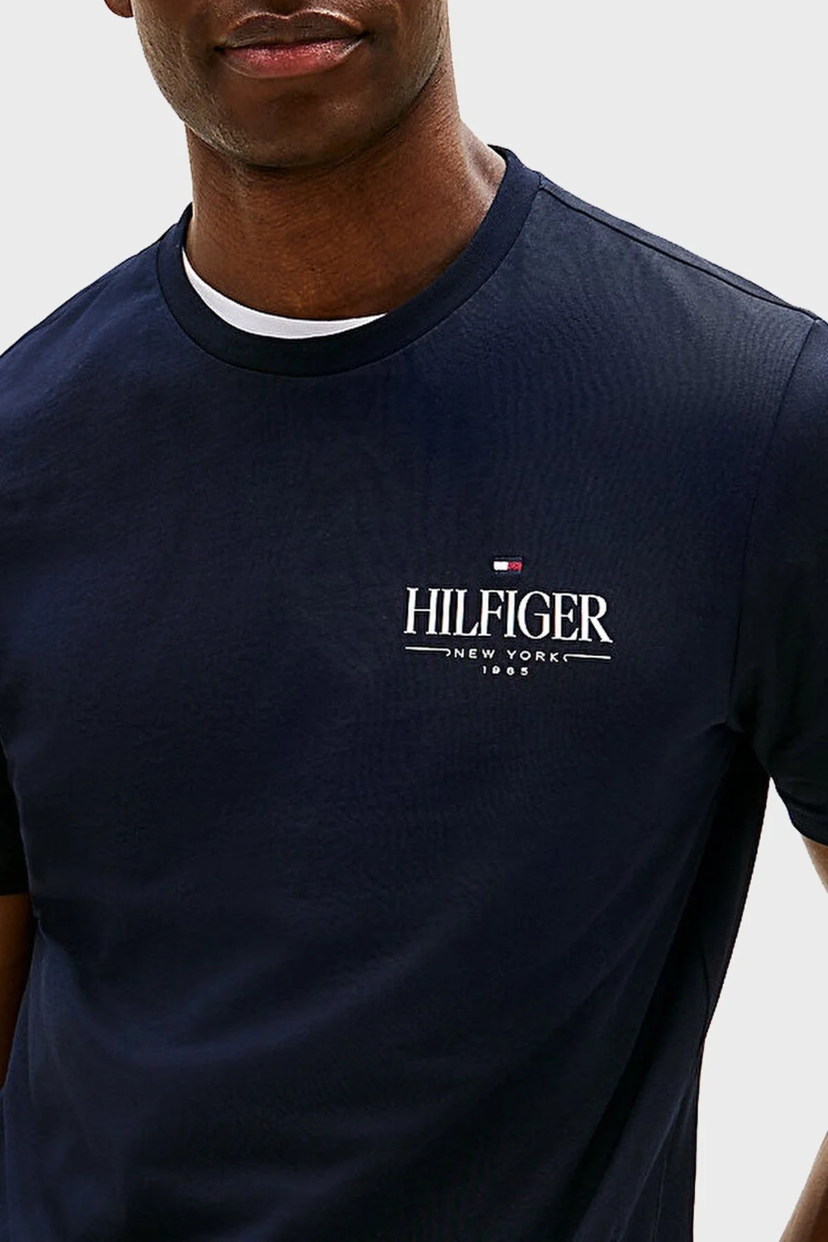 Tommy Hilfiger % 100 Pamuk Regular Fit Bisiklet Yaka Logolu Erkek T Shirt MW0MW39355 DW5 LACİVERT - 4