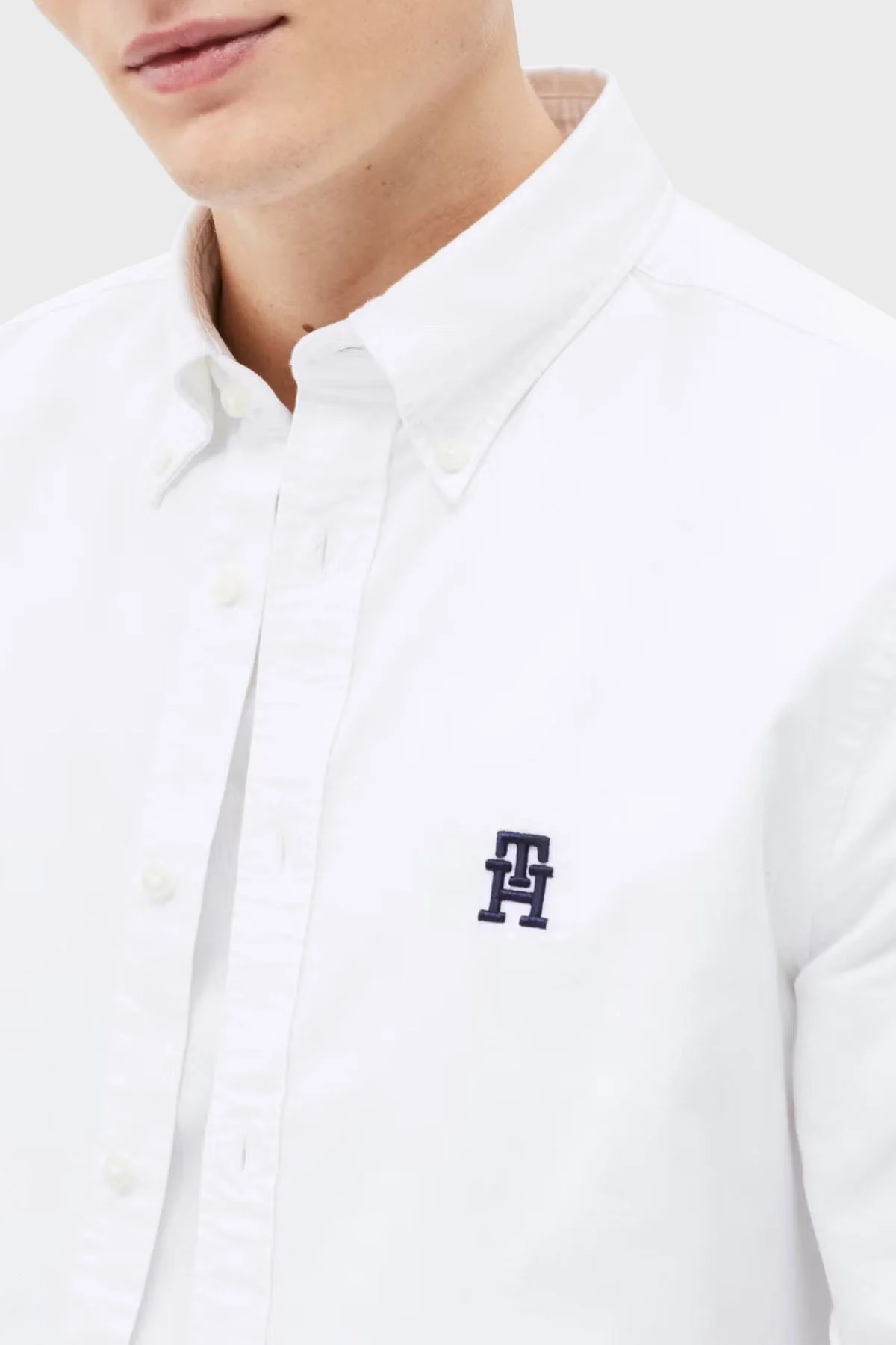 Tommy Hilfiger % 100 Pamuk Regular Fit Düğmeli Yaka Logolu Erkek Gömlek MW0MW39235 YCF BEYAZ - 8