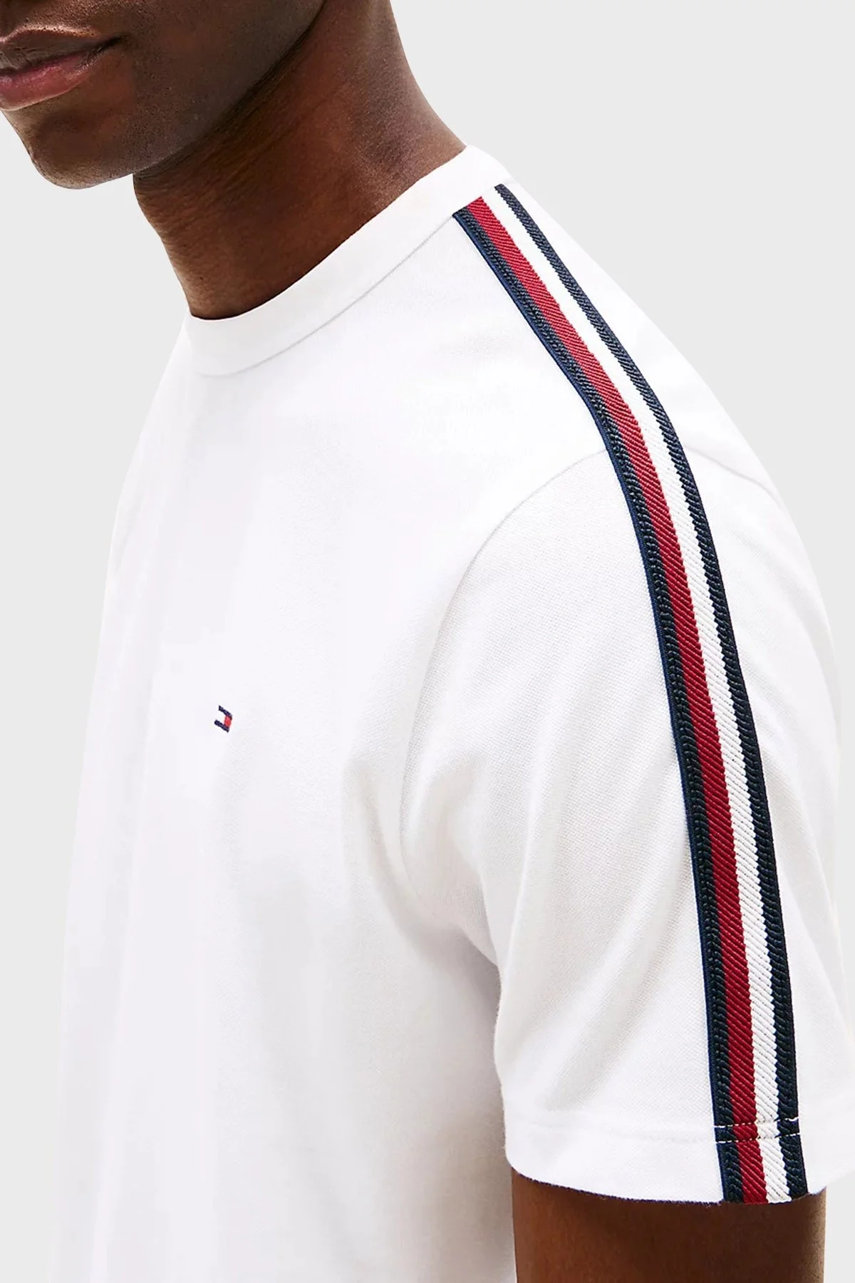 Tommy Hilfiger % 100 Pamuk Regular Fit Şerit Detaylı Erkek T Shirt MW0MW38632 YBR BEYAZ - 9