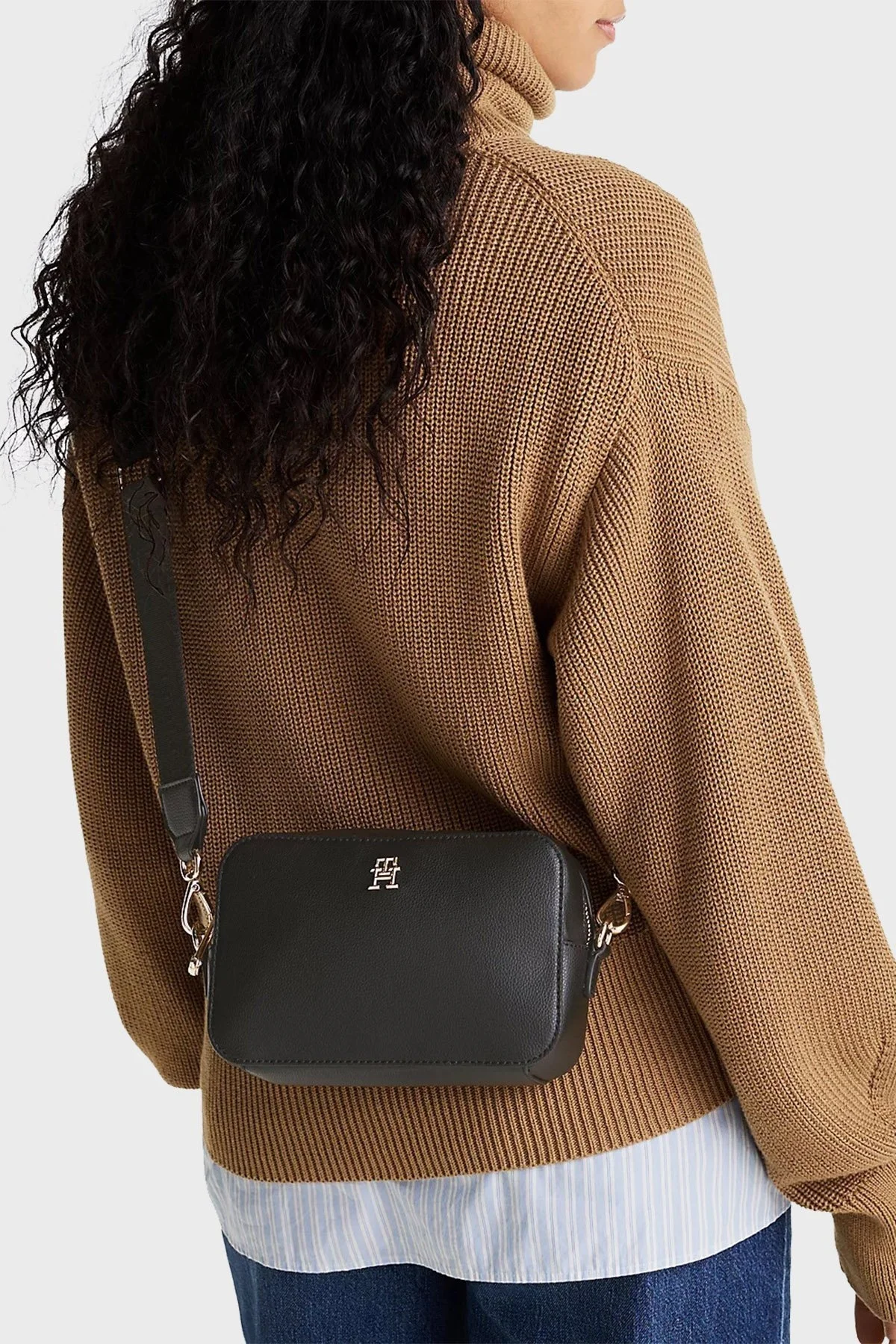 Tommy Hilfiger Ayarlanabilir Askılı Bayan Çanta AW0AW16906 BDS SİYAH - 2