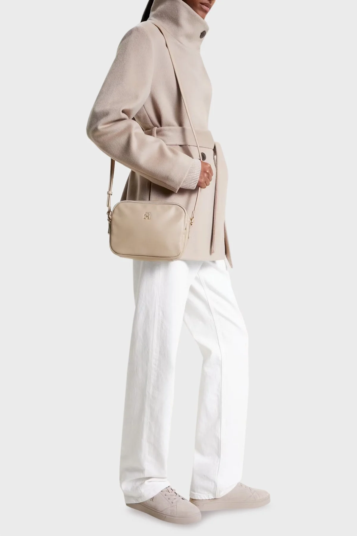 Tommy Hilfiger Ayarlanabilir Omuz Askılı Logolu Fermuarlı Bayan Çanta AW0AW15235 ABO BEJ - 2