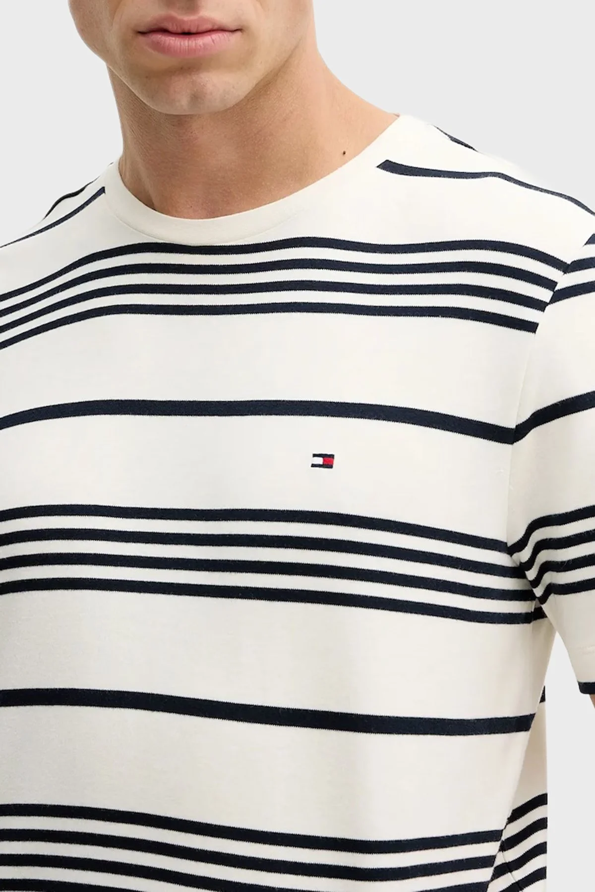 Tommy Hilfiger Çizgili Pamuklu Regular Fit Bisiklet Yaka Erkek T Shirt MW0MW41908 0FA LACİVERT-BEYAZ - 4