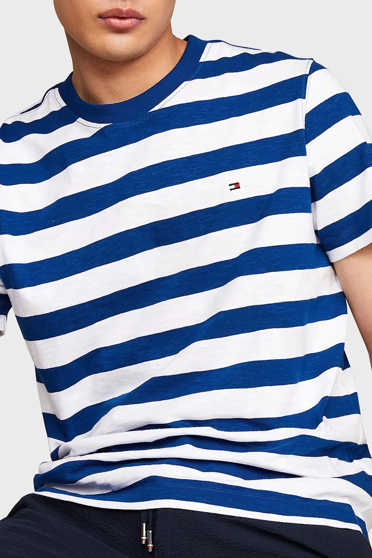 Tommy Hilfiger Çizgili Pamuklu Regular Fit Erkek T Shirt MW0MW35205 0A4 BEYAZ-MAVİ - 3