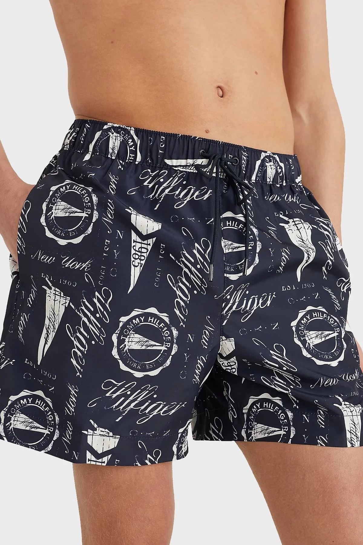 Tommy Hilfiger Desenli Regular Fit Cepli Erkek Mayo Short UM0UM02827 DX1 LACİVERT - 2