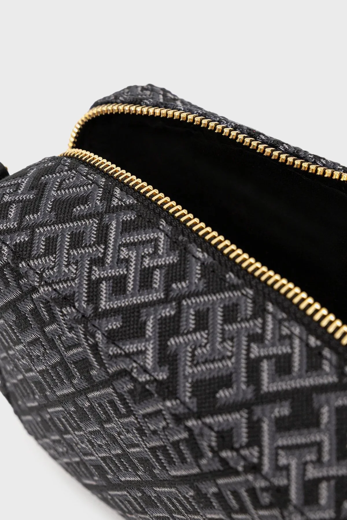 Tommy Hilfiger Dokulu Logolu Çıkarılabilir Askılı Bayan Çanta AW0AW17682 BDS SİYAH - 4