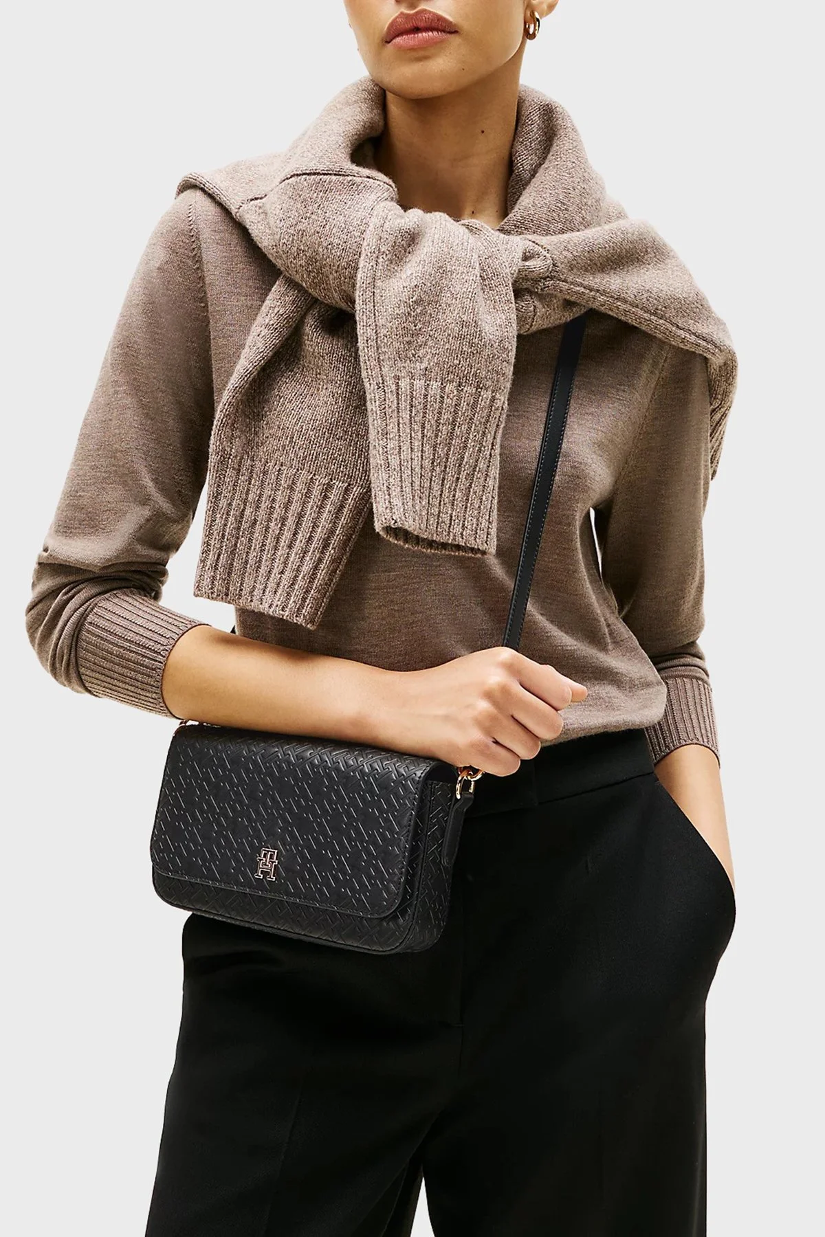 Tommy Hilfiger Dokulu Logolu Çıkarılabilir Askılı Bayan Çanta AW0AW18002 BDS SİYAH - 2