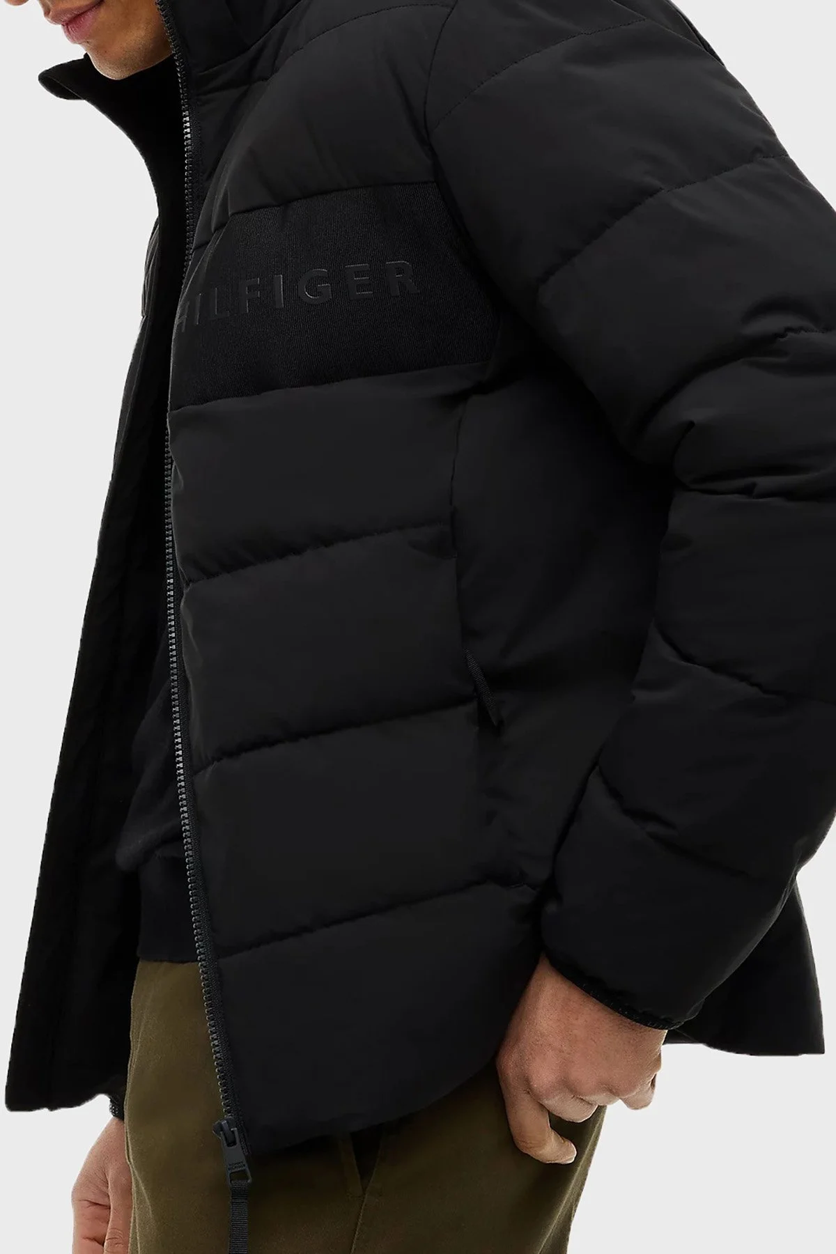 Tommy Hilfiger Logolu Kapitone Desenli Regular Fit Kapüşonlu Yaka Erkek Mont MW0MW45273 BDS Siyah - 12