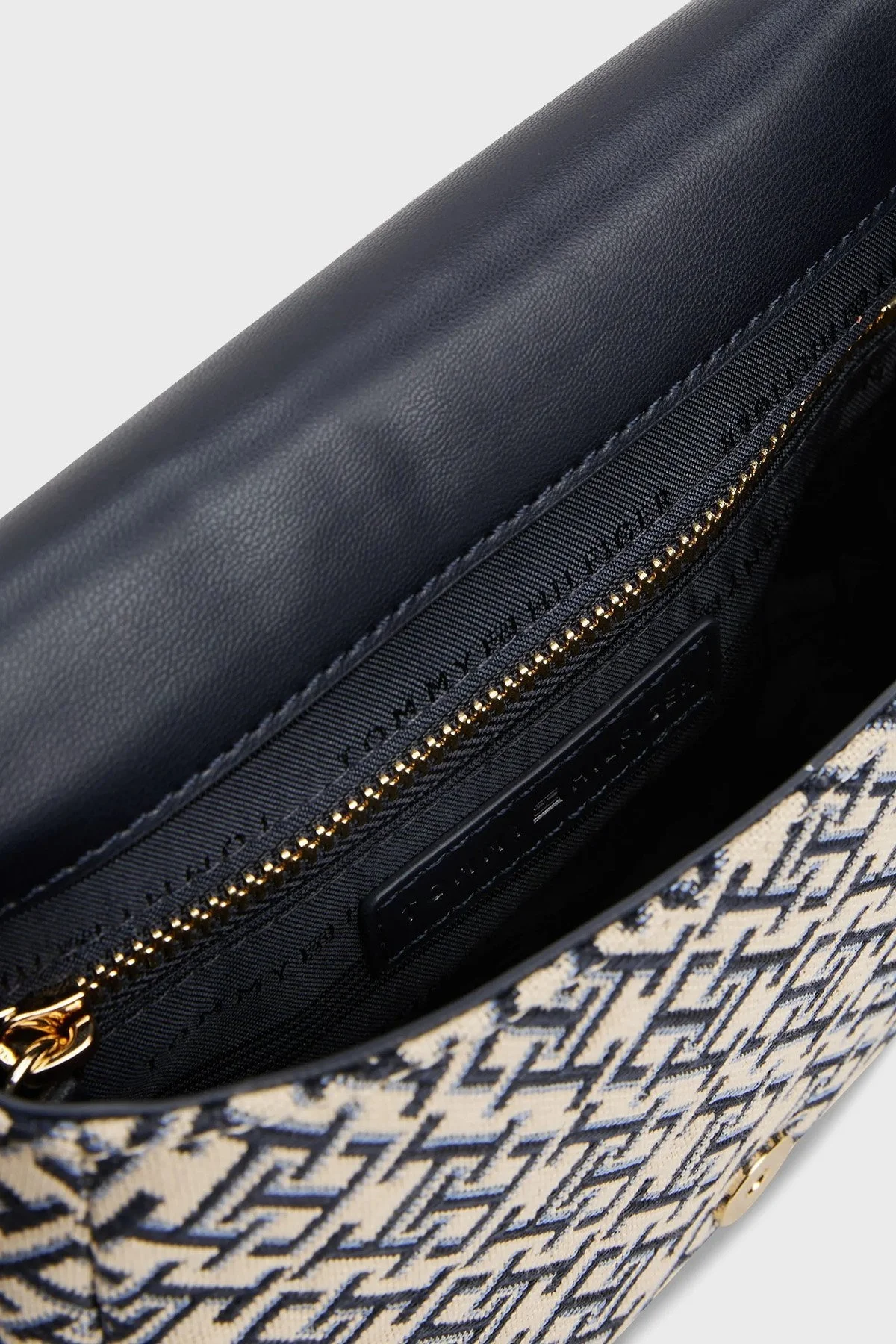 Tommy Hilfiger Jakarlı Logo Baskılı Çıkarılabilir Askılı Bayan Çanta AW0AW17447 DW6 LACİVERT - 4