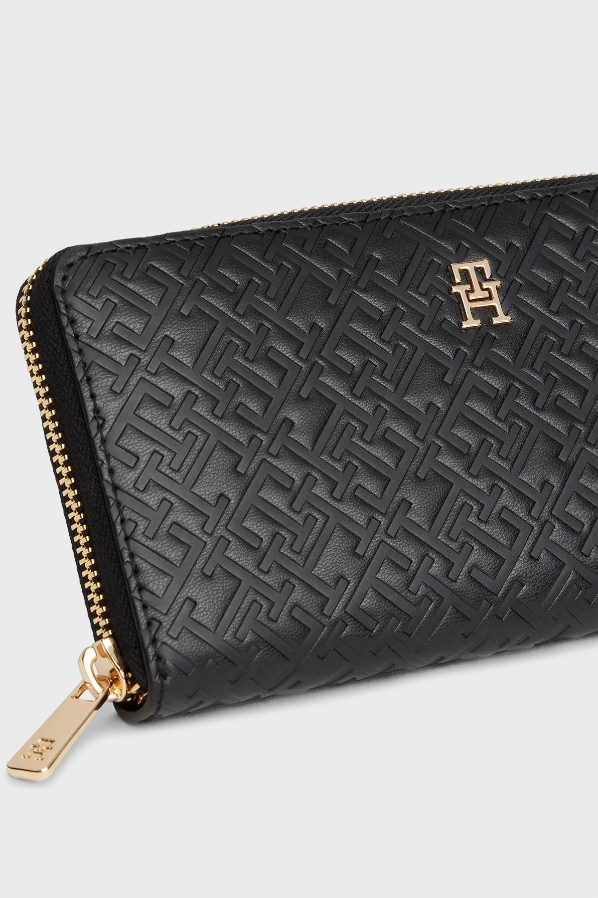 Tommy Hilfiger Kabartma Logolu Fermuarlı Bayan Cüzdan AW0AW17955 BDS SİYAH - 3