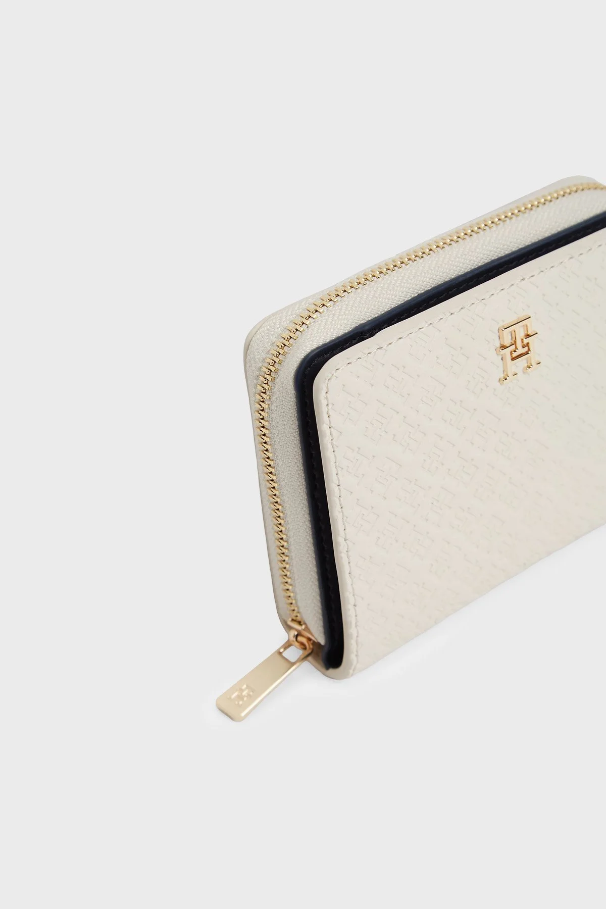 Tommy Hilfiger Kabartma Logolu Fermuarlı Kadın Cüzdan AW0AW18474 AEO BEJ - 4