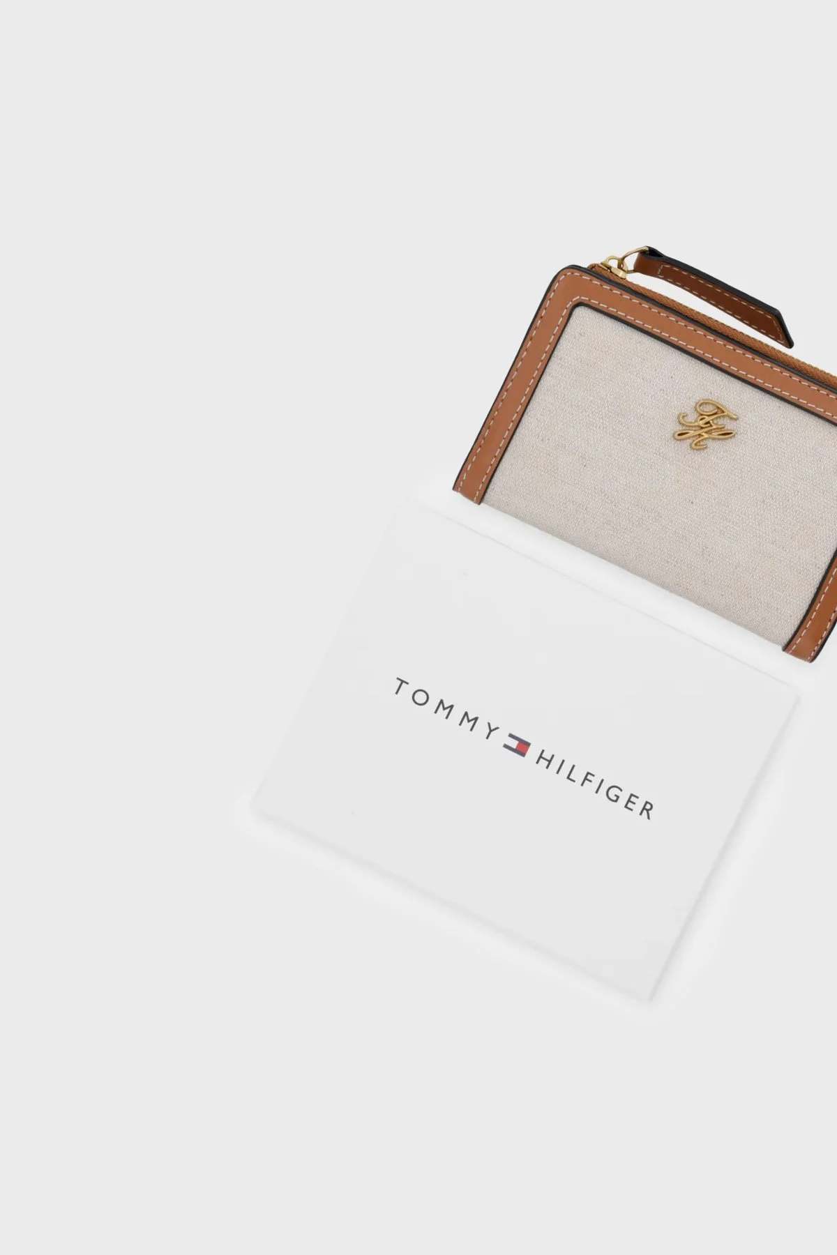 Tommy Hilfiger Kanvas Katlanır Kadın Cüzdan AW0AW18706 GB8 Bej - 3