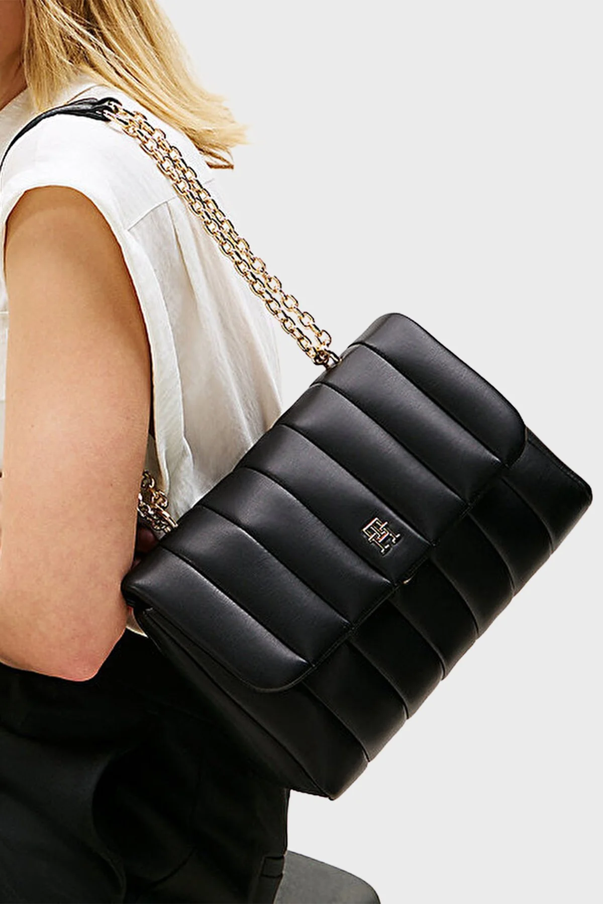 Tommy Hilfiger Kapitoneli Logolu Ayarlanabilir Zincir Askılı Bayan Çanta AW0AW17669 BDS SİYAH - 2