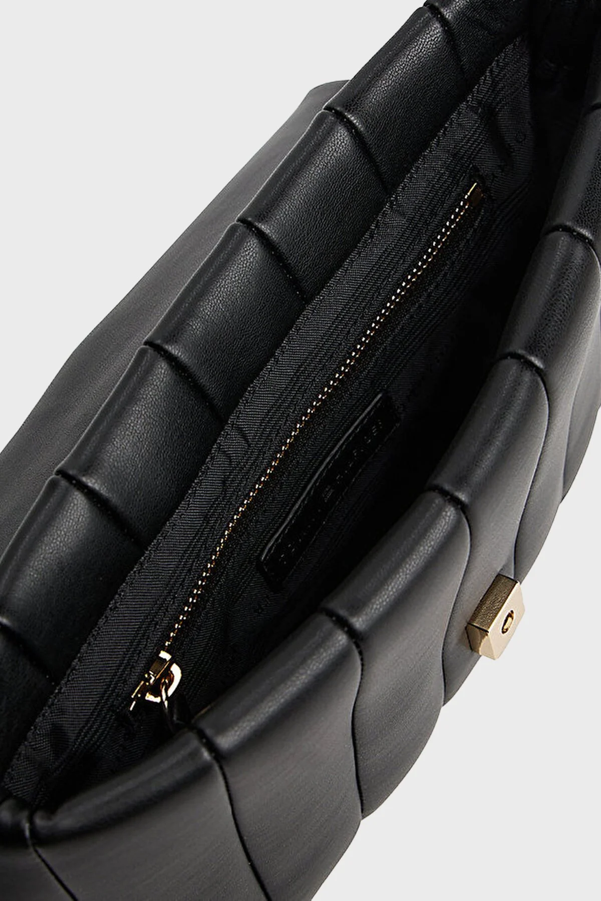 Tommy Hilfiger Kapitoneli Logolu Ayarlanabilir Zincir Askılı Bayan Çanta AW0AW17669 BDS SİYAH - 4