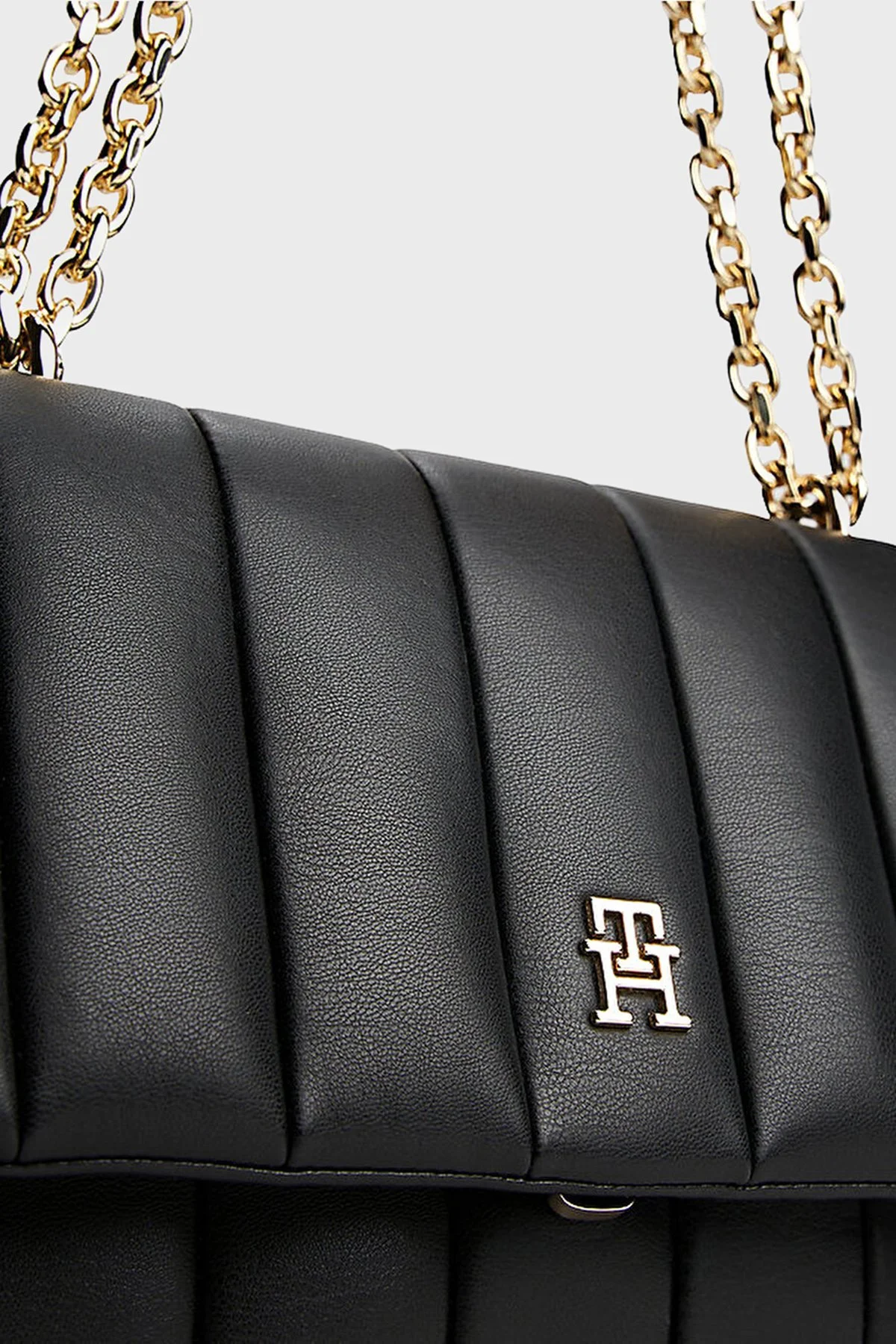 Tommy Hilfiger Kapitoneli Logolu Ayarlanabilir Zincir Askılı Bayan Çanta AW0AW17669 BDS SİYAH - 5