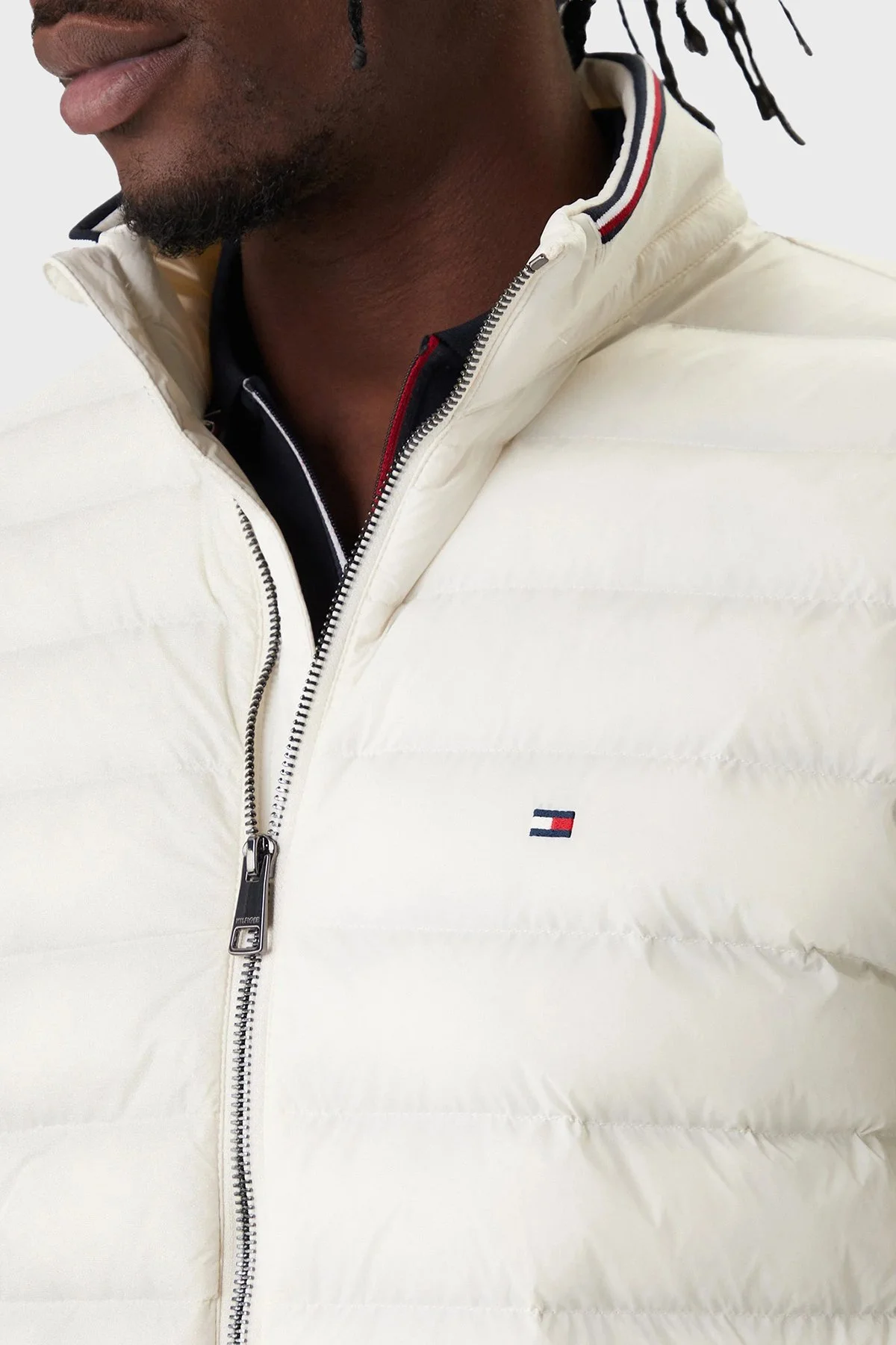 Tommy Hilfiger Kapitoneli Regular Fit Dik Yaka Şişme Erkek Yelek MW0MW41441 Z00 AÇIK BEJ - 4