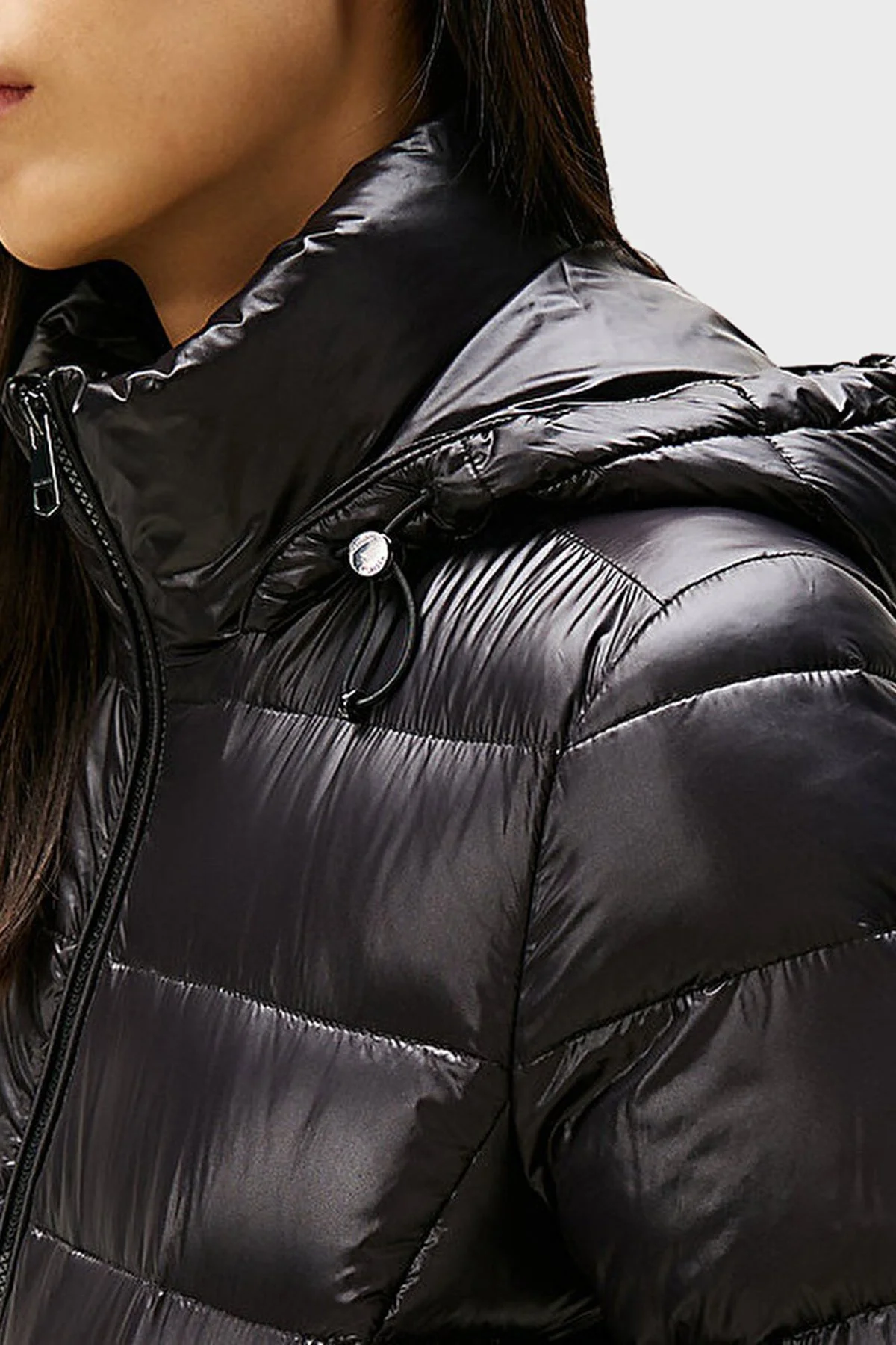 Tommy Hilfiger Kapitoneli Slim Fit Çıkarılabilir Kapüşonlu Su İtici Şişme Parlak Bayan Mont WW0WW47354 BDS SİYAH - 4