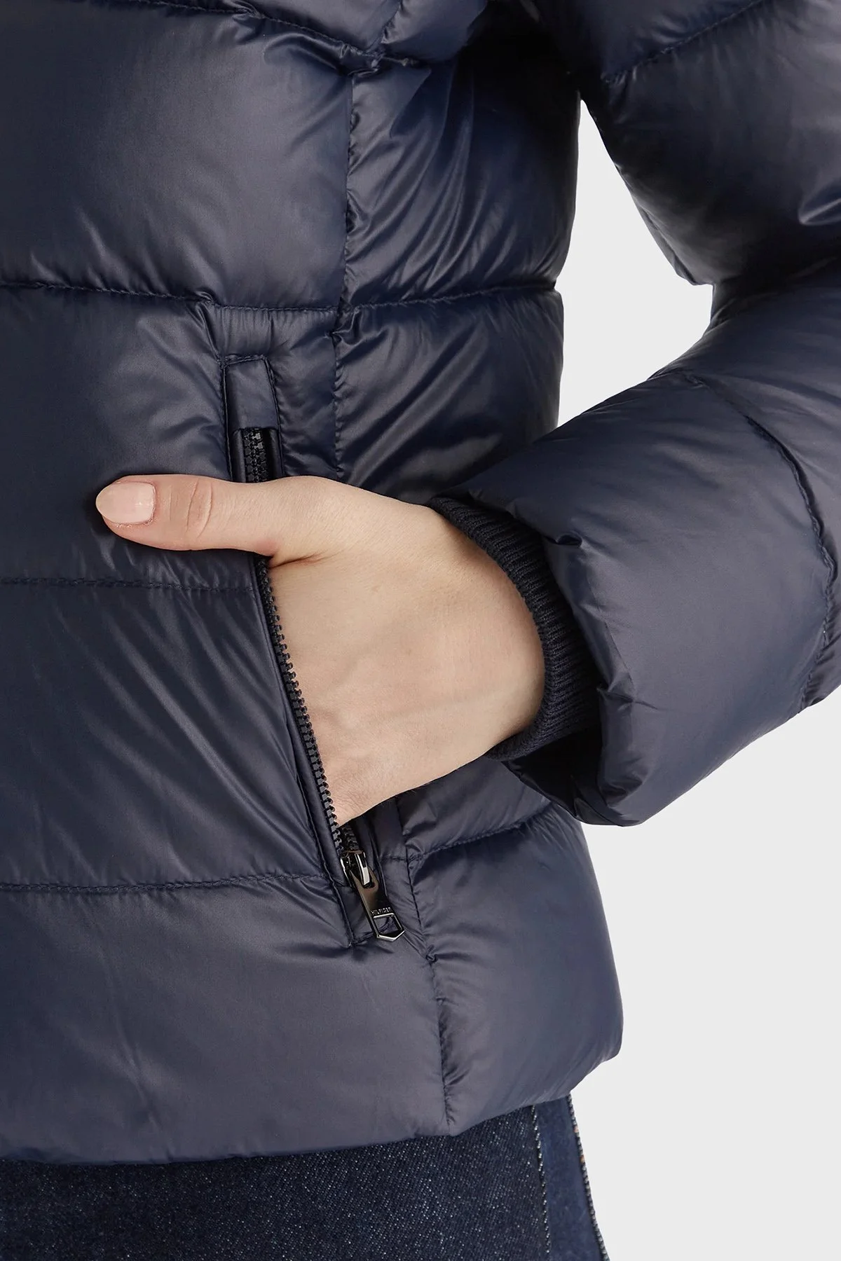 Tommy Hilfiger Kapitoneli Slim Fit Çıkarılabilir Kapüşonlu Su İtici Şişme Parlak Bayan Mont WW0WW47354 C1G LACİVERT - 6