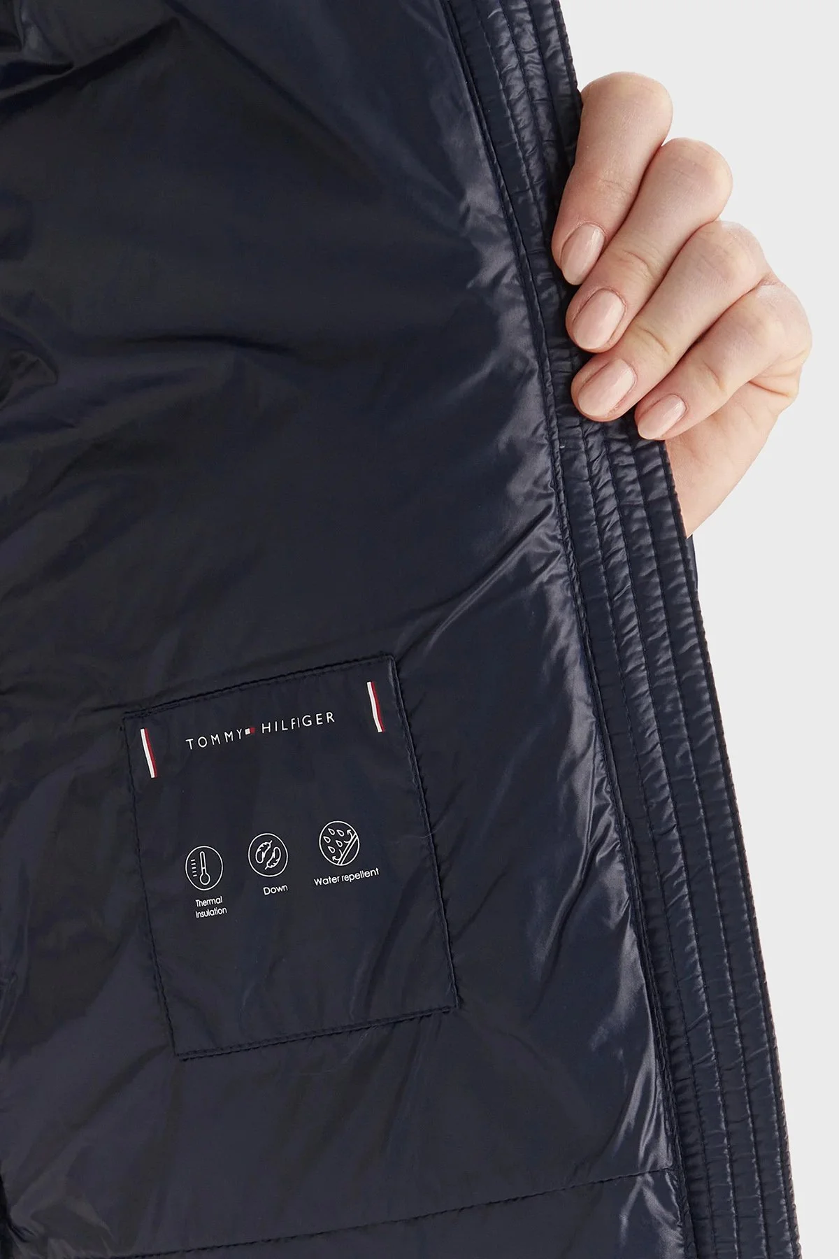 Tommy Hilfiger Kapitoneli Slim Fit Çıkarılabilir Kapüşonlu Su İtici Şişme Parlak Bayan Mont WW0WW47354 C1G LACİVERT - 7