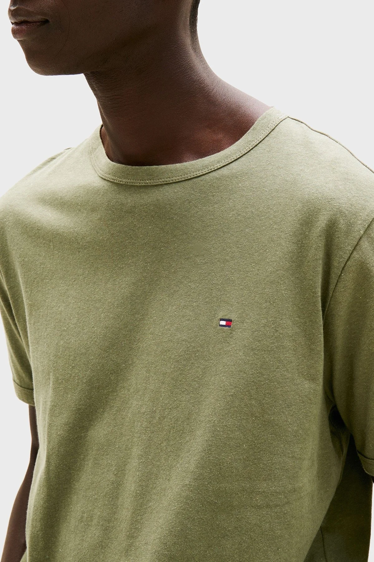 Tommy Hilfiger Keten ve Pamuk Karışımlı Regular Fit Bisiklet Yaka Erkek T Shirt MW0MW38637 PLI YEŞİL - 8