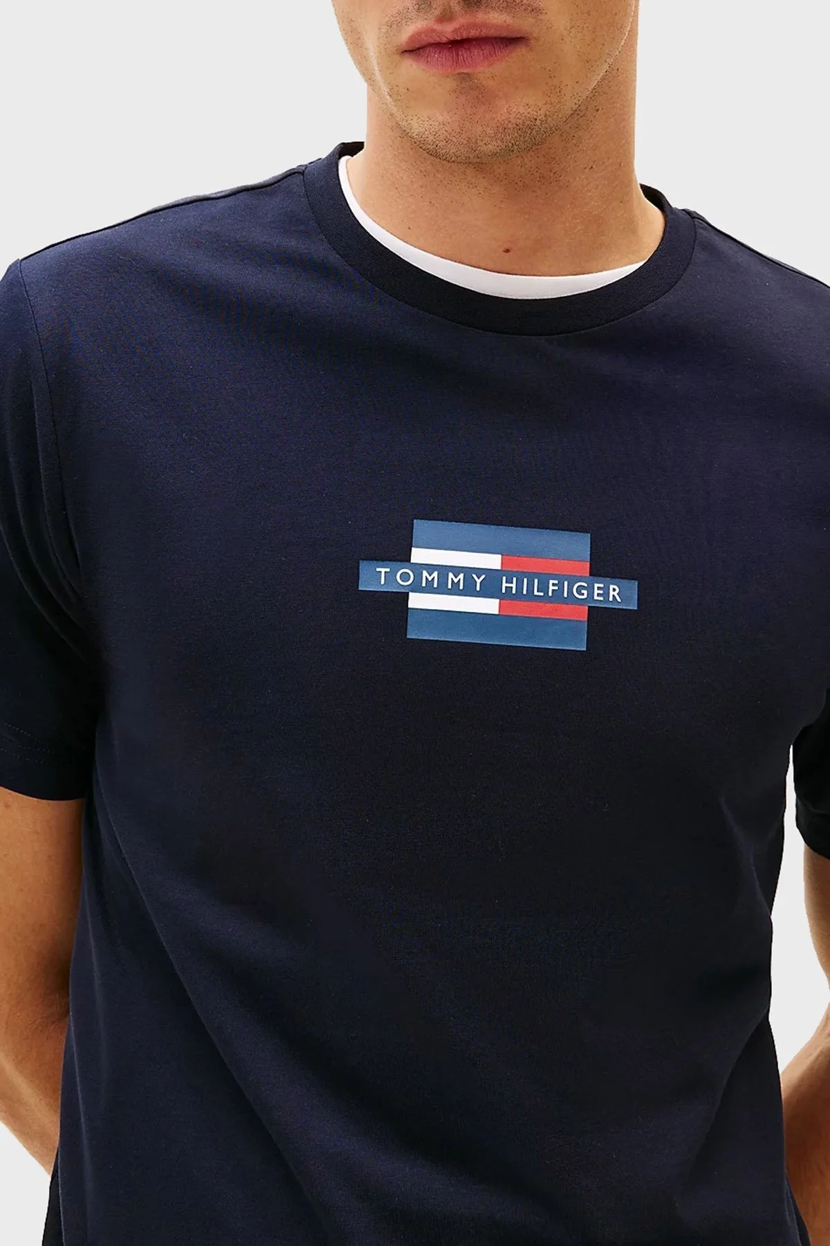 Tommy Hilfiger Logolu % 100 Pamuk Regular Fit Bisiklet Yaka Erkek T Shirt MW0MW38636 DW5 LACİVERT - 9