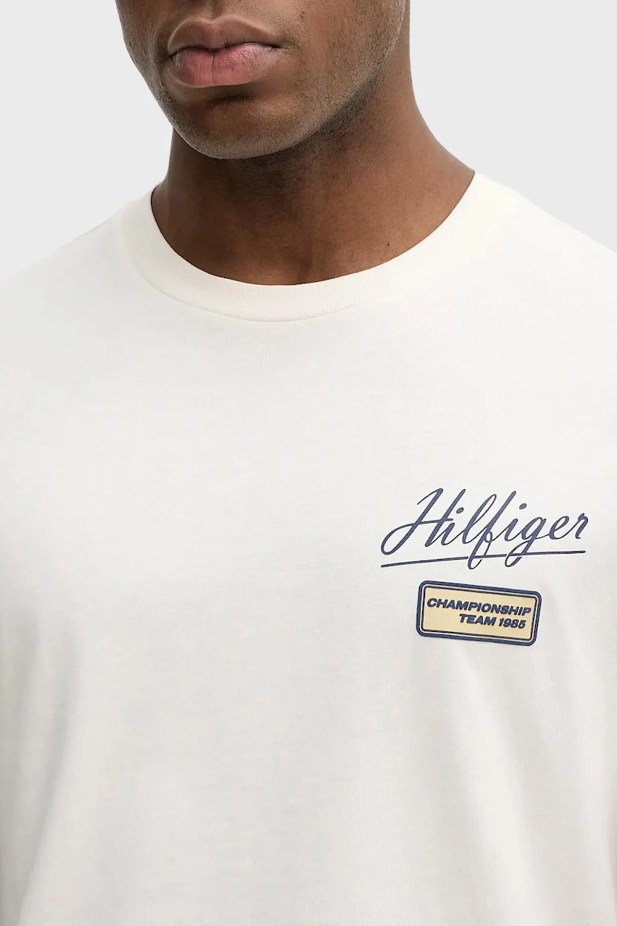 Tommy Hilfiger Logolu % 100 Pamuk Regular Fit Bisiklet Yaka Erkek T Shirt MW0MW41471 Z00 AÇIK BEJ - 3