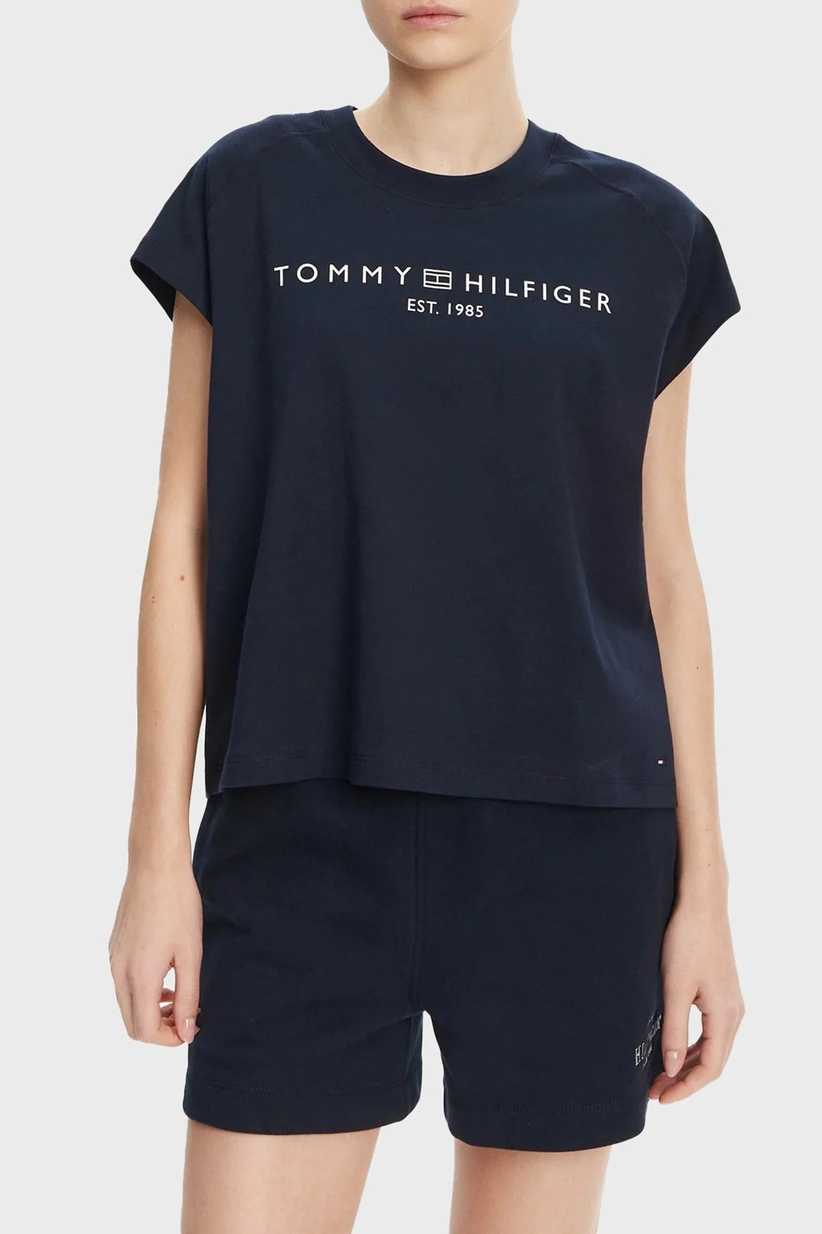 Tommy Hilfiger Logolu % 100 Pamuk Relaxed Fit Yuvarlak Yaka Bayan T Shirt WW0WW46113 C1G LACİVERT - 1