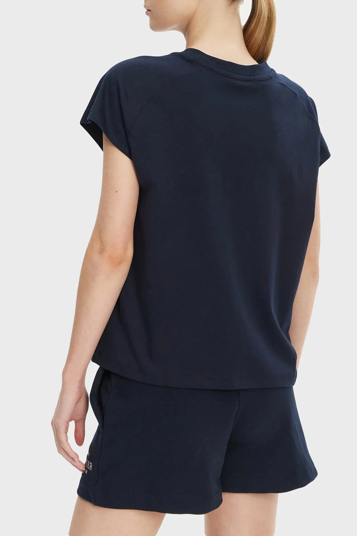 Tommy Hilfiger Logolu % 100 Pamuk Relaxed Fit Yuvarlak Yaka Bayan T Shirt WW0WW46113 C1G LACİVERT - 3