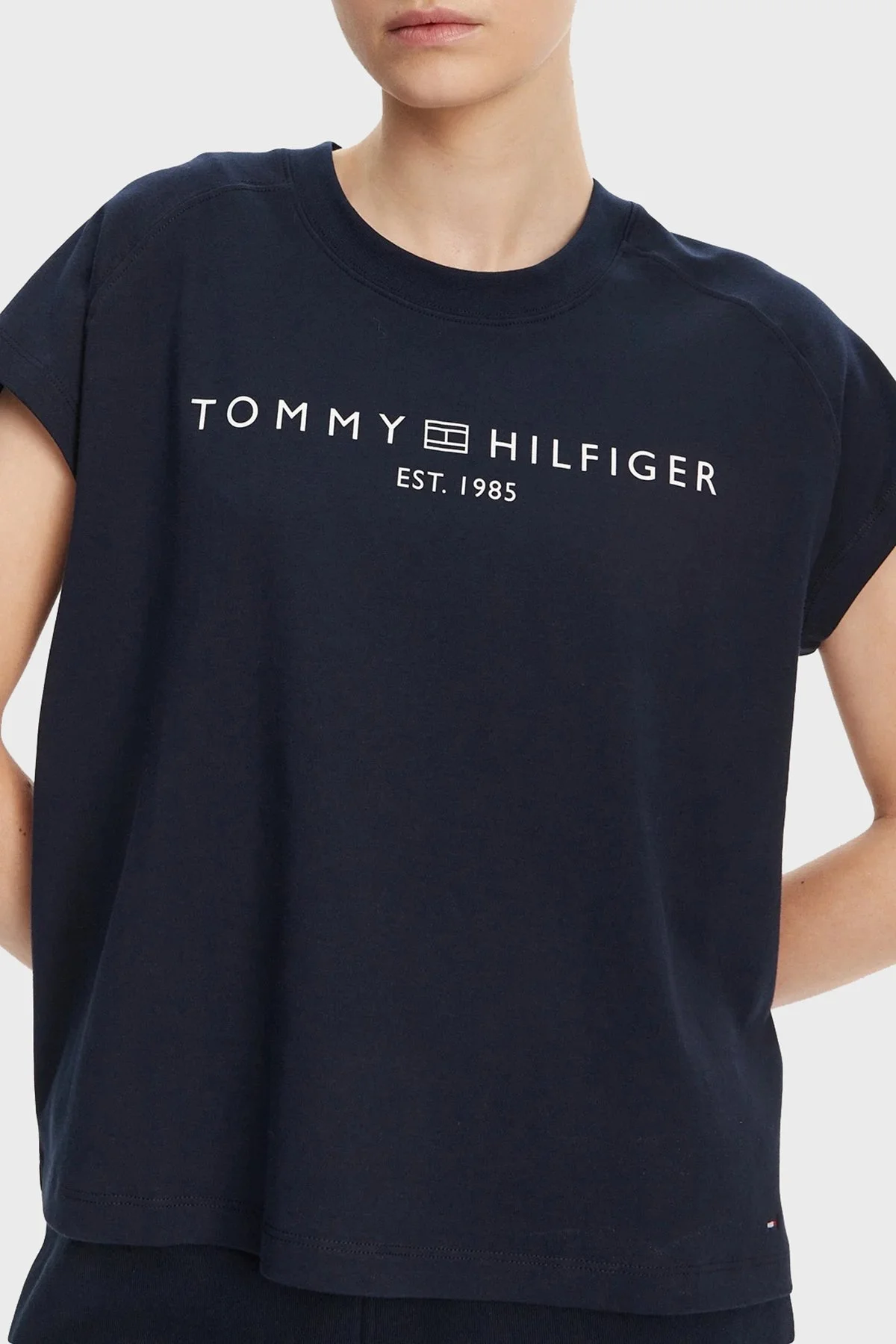 Tommy Hilfiger Logolu % 100 Pamuk Relaxed Fit Yuvarlak Yaka Bayan T Shirt WW0WW46113 C1G LACİVERT - 4