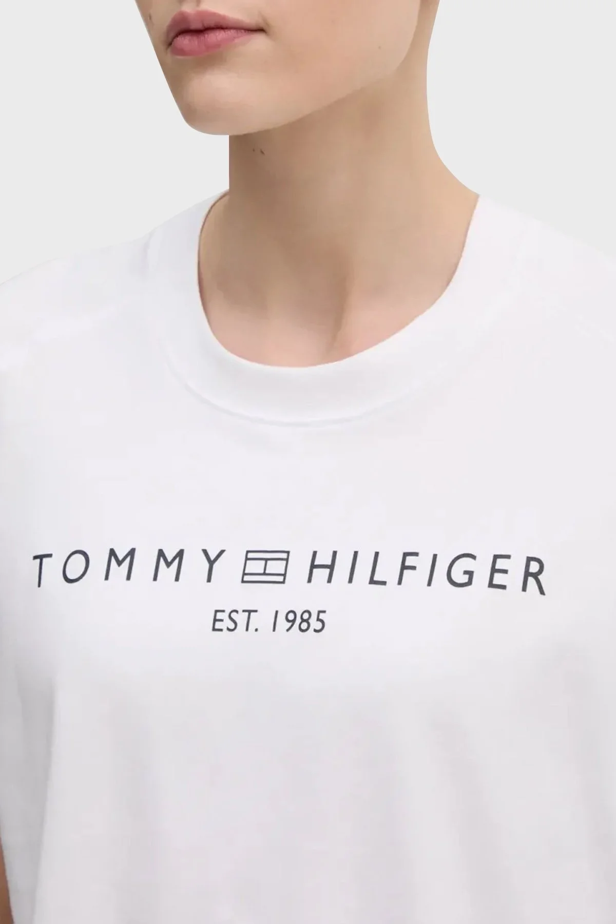 Tommy Hilfiger Logolu % 100 Pamuk Relaxed Fit Yuvarlak Yaka Bayan T Shirt WW0WW46113 YCF BEYAZ - 7