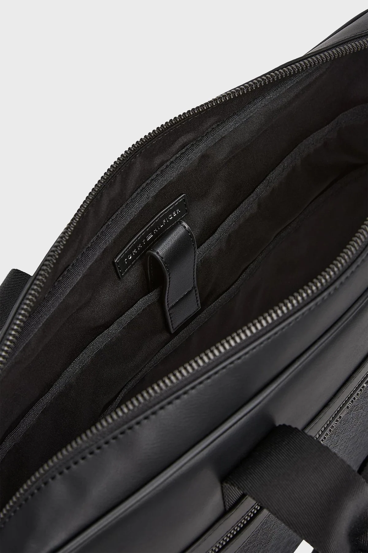 Tommy Hilfiger Logolu Ayarlanabilir Askılı 17 İnç Erkek Laptop Çantası AM0AM13491 BDS SİYAH - 5