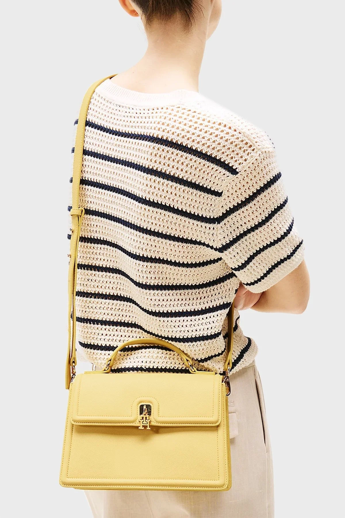 Tommy Hilfiger Logolu Ayarlanabilir Askılı Bayan Çanta AW0AW17176 ZQM SARI - 2