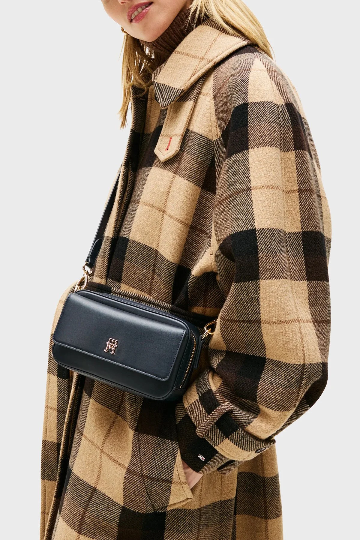 Tommy Hilfiger Logolu Ayarlanabilir Askılı Bayan Çanta AW0AW17680 DW6 LACİVERT - 2