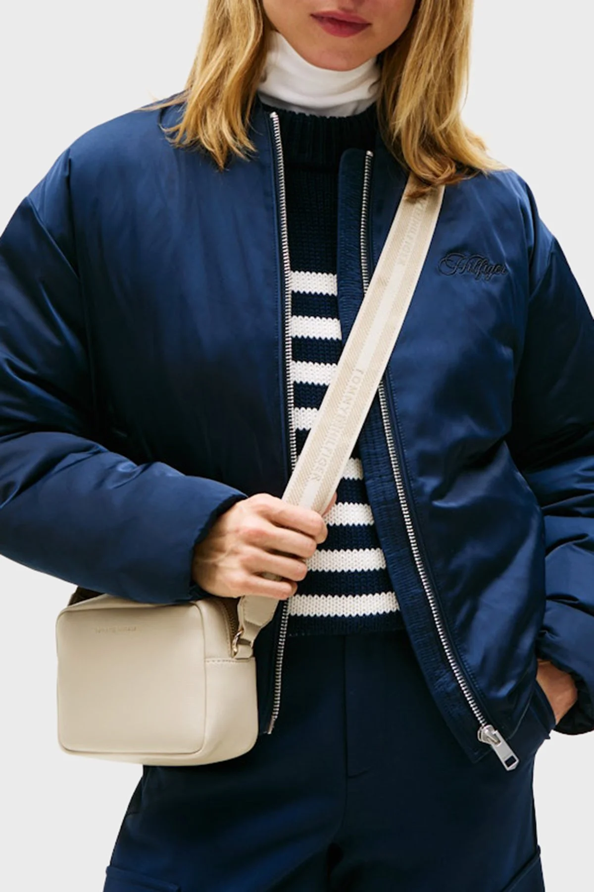 Tommy Hilfiger Logolu Ayarlanabilir Askılı Bayan Çanta AW0AW17689 ACI BEJ - 2