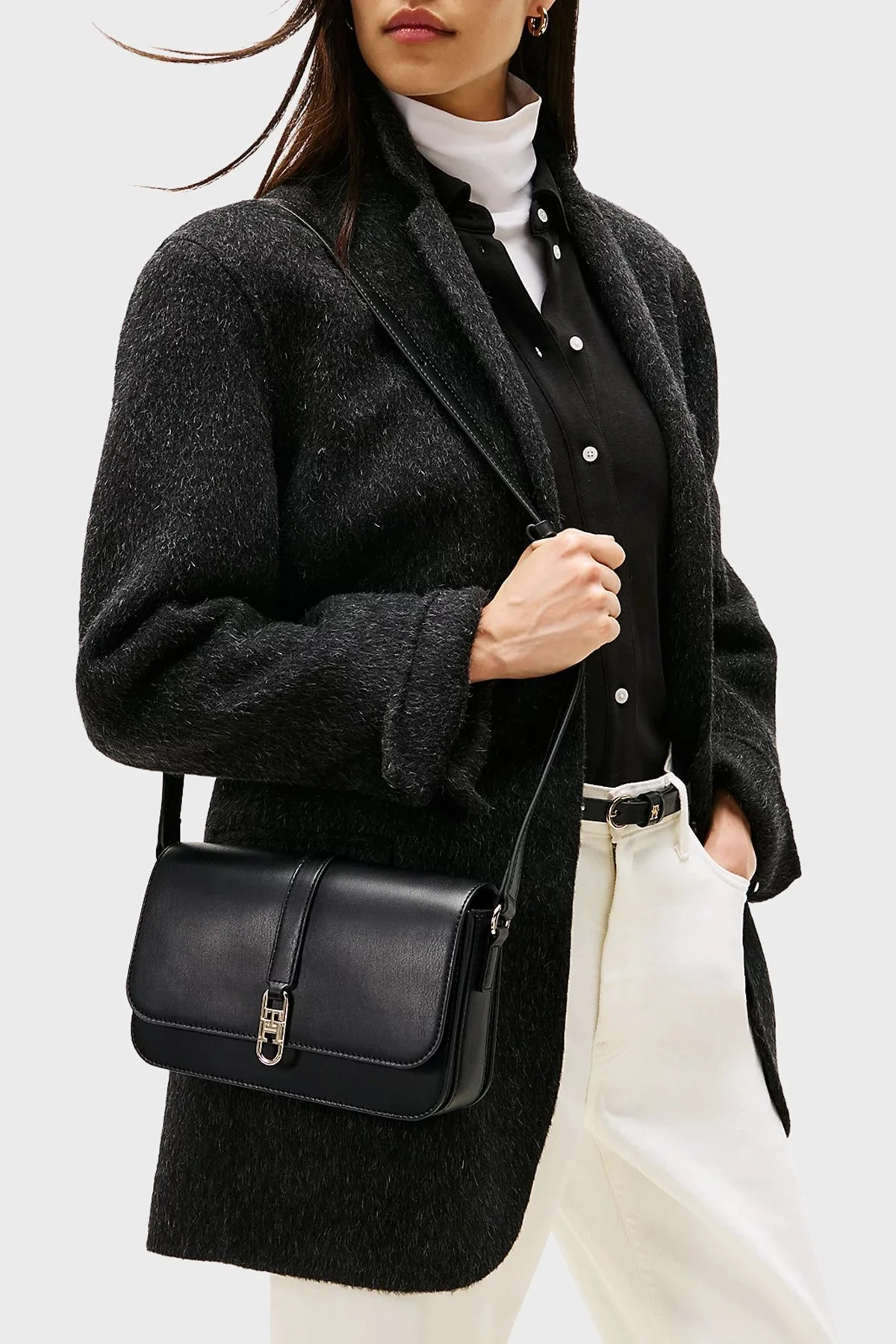 Tommy Hilfiger Logolu Ayarlanabilir Askılı Bayan Çanta AW0AW17723 BDS SİYAH - 2