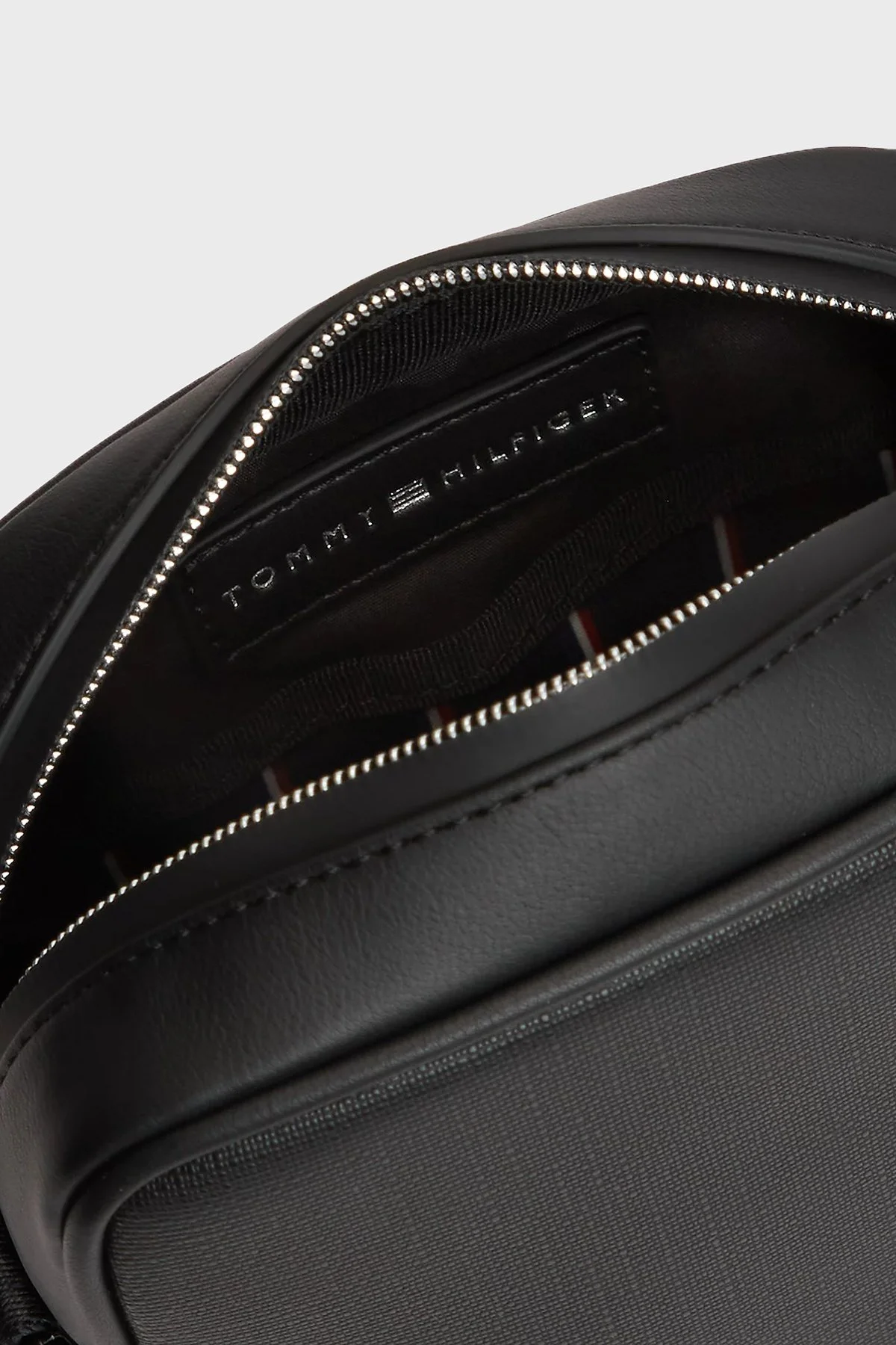 Tommy Hilfiger Logolu Ayarlanabilir Askılı Erkek Çanta AM0AM14701 BDS Siyah - 4