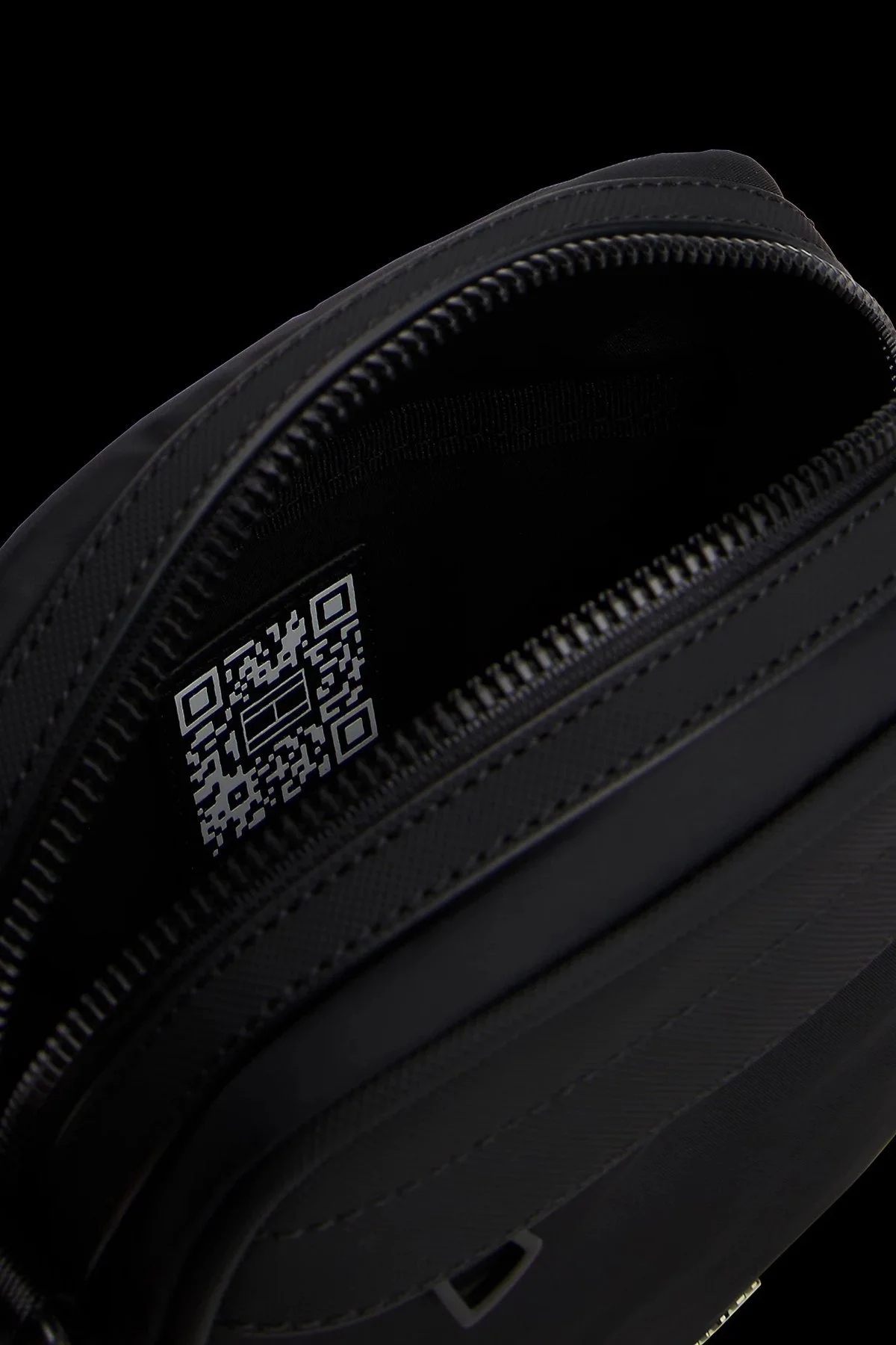 Tommy Hilfiger Logolu Ayarlanabilir Askılı Fermuarlı Erkek Çanta AM0AM13185 BDS SİYAH - 9