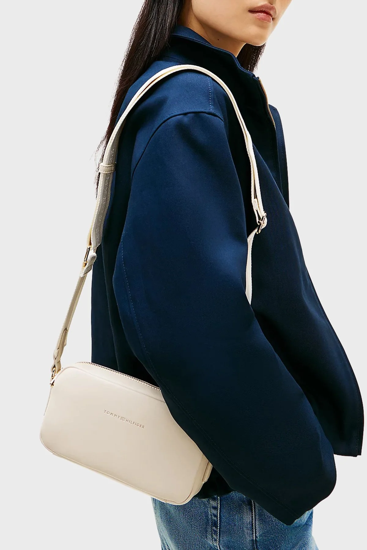 Tommy Hilfiger Logolu Ayarlanabilir Askılı Kadın Çanta AW0AW18370 AEO BEJ - 2