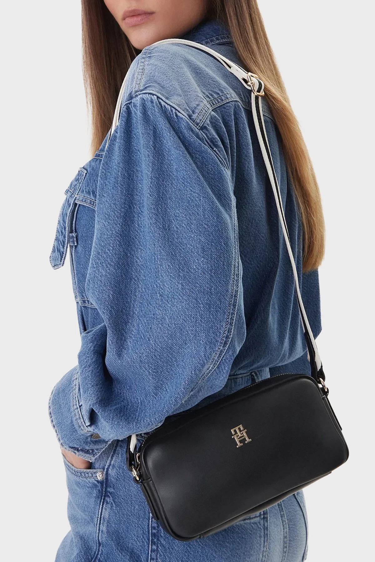 Tommy Hilfiger Logolu Ayarlanabilir Askılı Kadın Çanta AW0AW18370 BDS SİYAH - 2