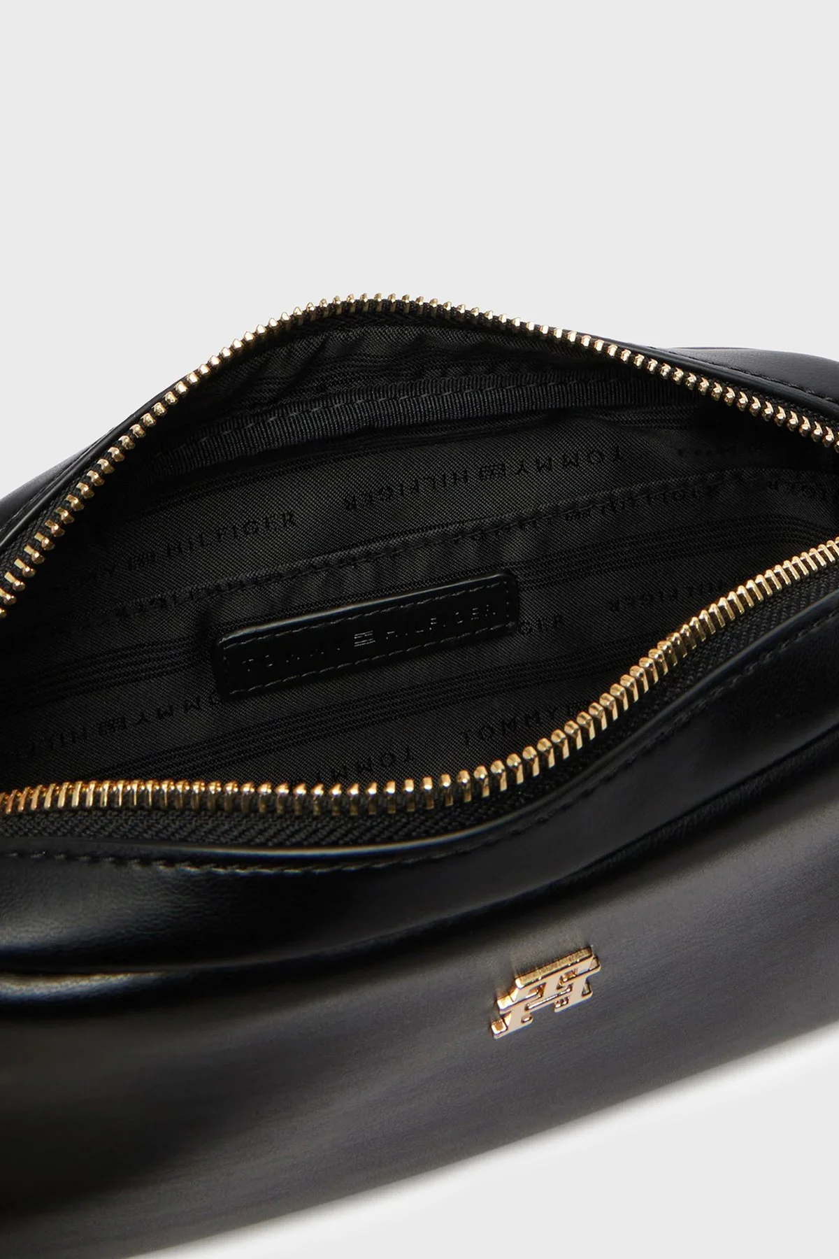 Tommy Hilfiger Logolu Ayarlanabilir Askılı Kadın Çanta AW0AW18370 BDS SİYAH - 5