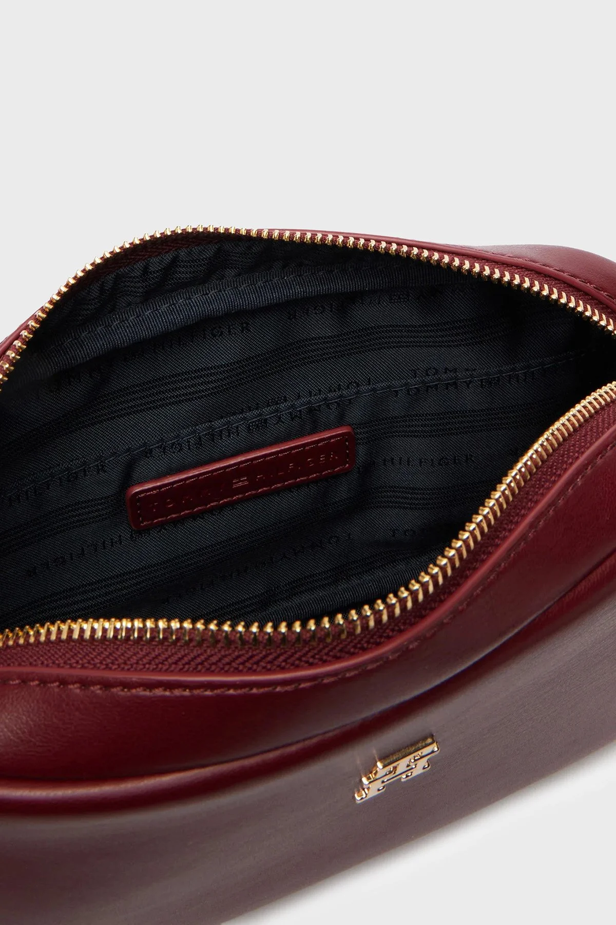 Tommy Hilfiger Logolu Ayarlanabilir Askılı Kadın Çanta AW0AW18370 GNE BORDO - 5