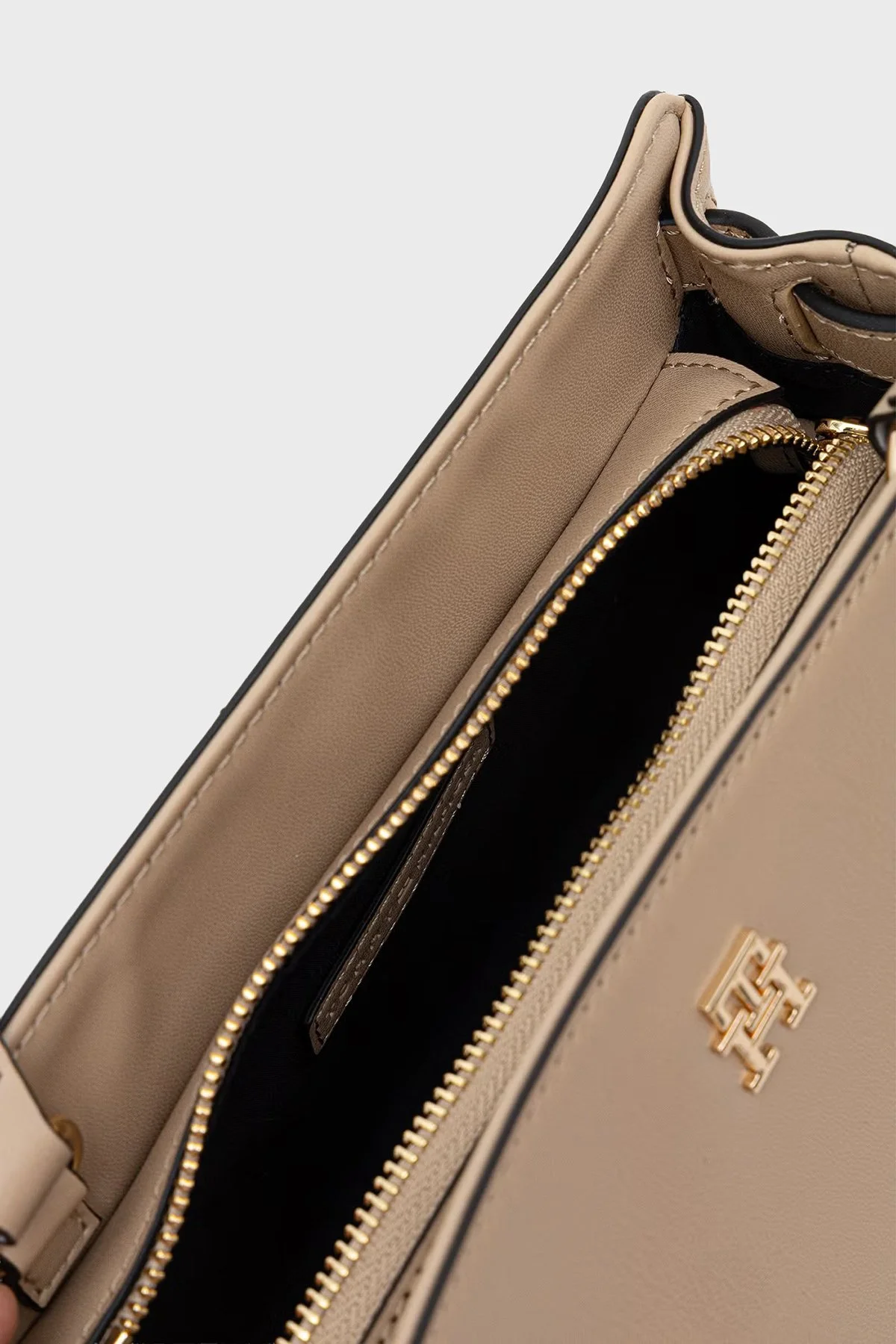 Tommy Hilfiger Logolu Ayarlanabilir Askılı Kadın Çanta AW0AW19065 ACC Bej - 6