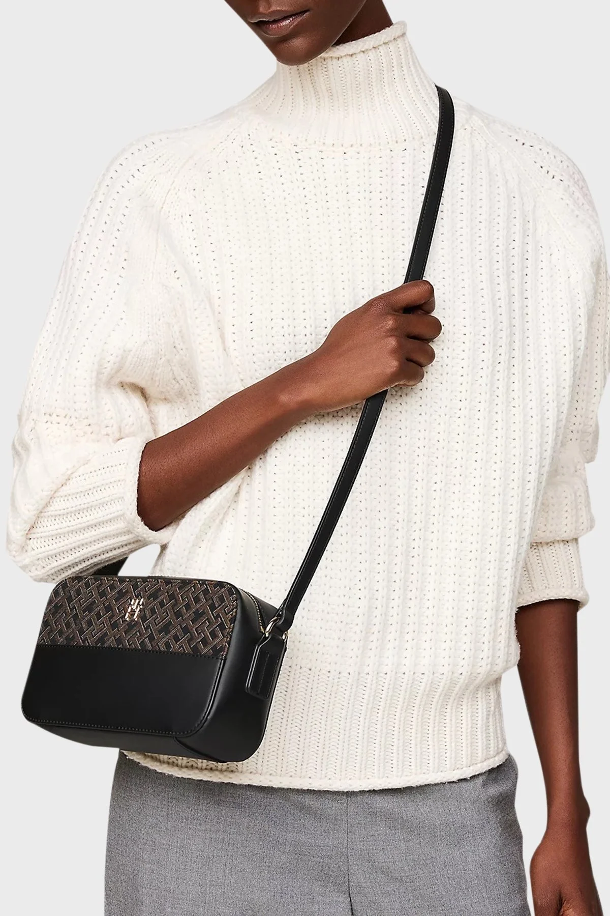 Tommy Hilfiger Logolu Ayarlanabilir Çapraz Askılı Bayan Çanta AW0AW17073 BDS SİYAH - 7