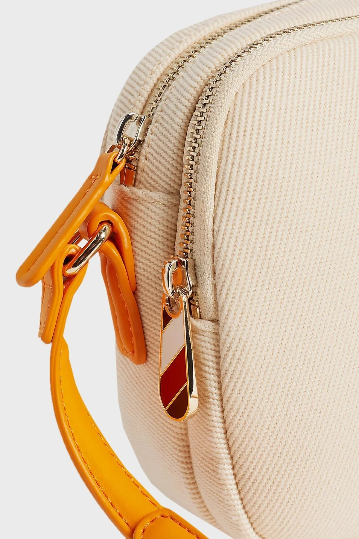 Tommy Hilfiger Logolu Ayarlanabilir Omuz Askılı Bayan Çanta AW0AW16419 0F4 BEJ - 4