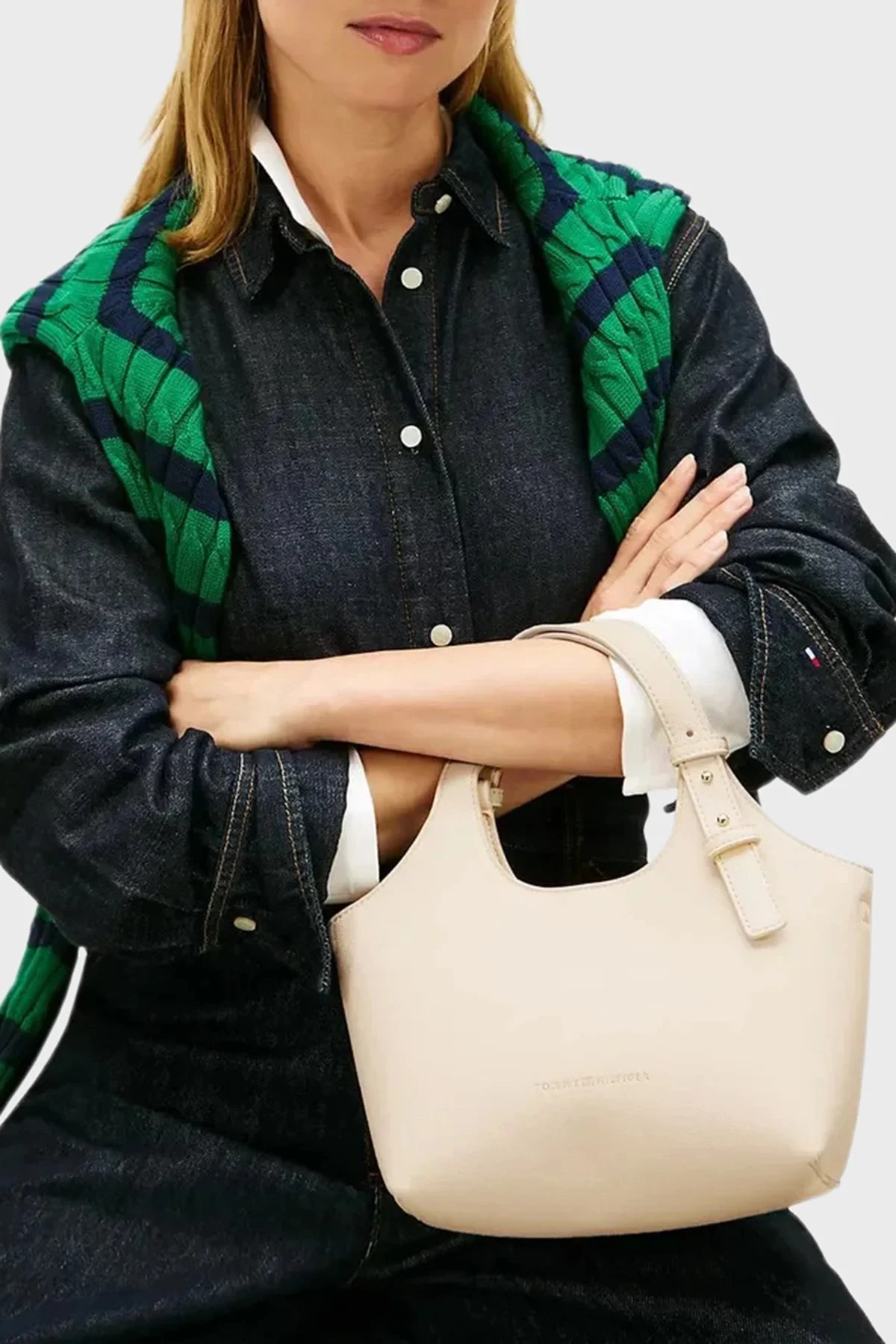 Tommy Hilfiger Logolu Ayarlanabilir ve Çıkarılabilir Askılı Bayan Çanta AW0AW18281 AEO BEJ - 2