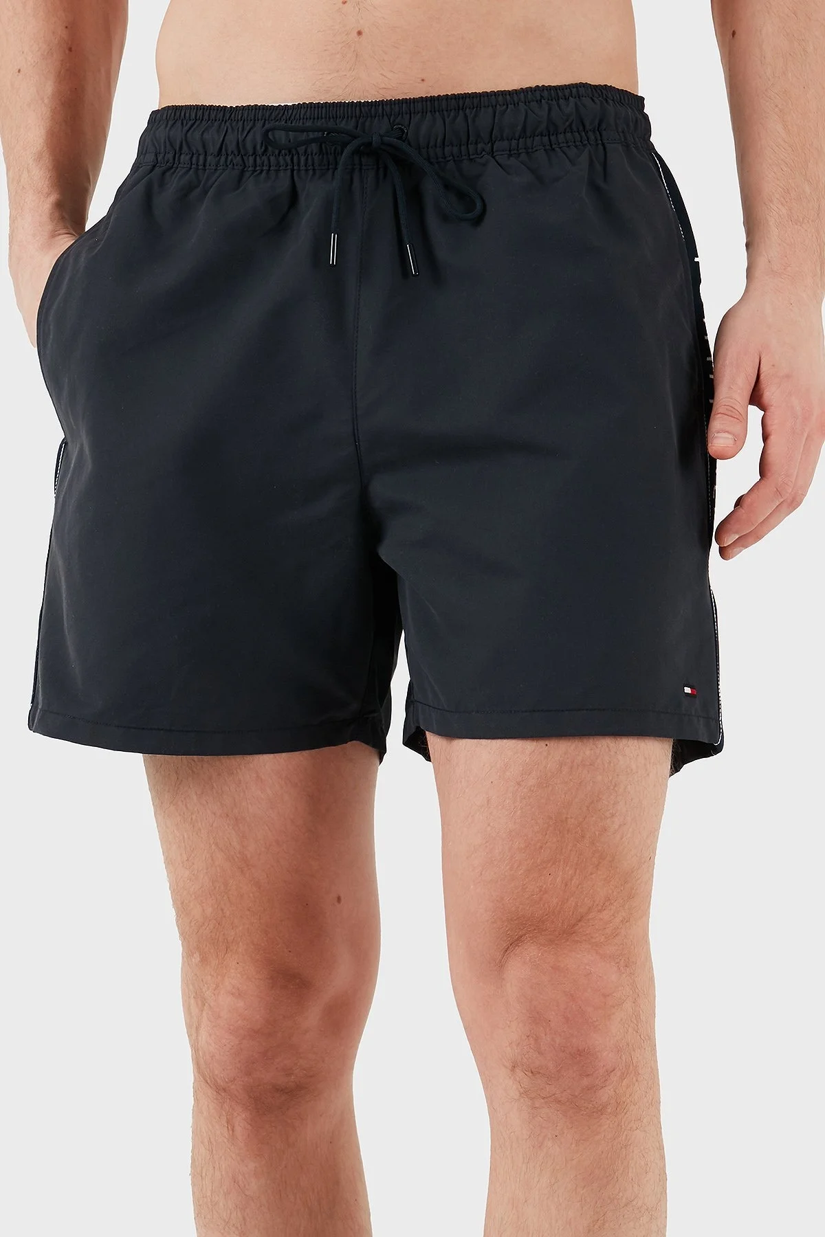 Tommy Hilfiger Logolu Cepli Erkek Mayo Short UM0UM03481 DW5 LACİVERT - 8