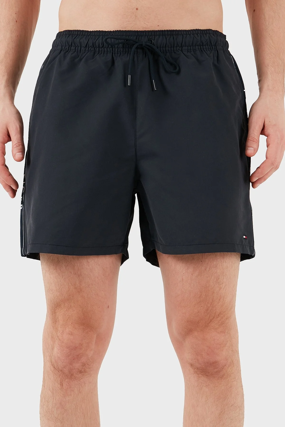 Tommy Hilfiger Logolu Cepli Erkek Mayo Short UM0UM03481 DW5 LACİVERT - 11