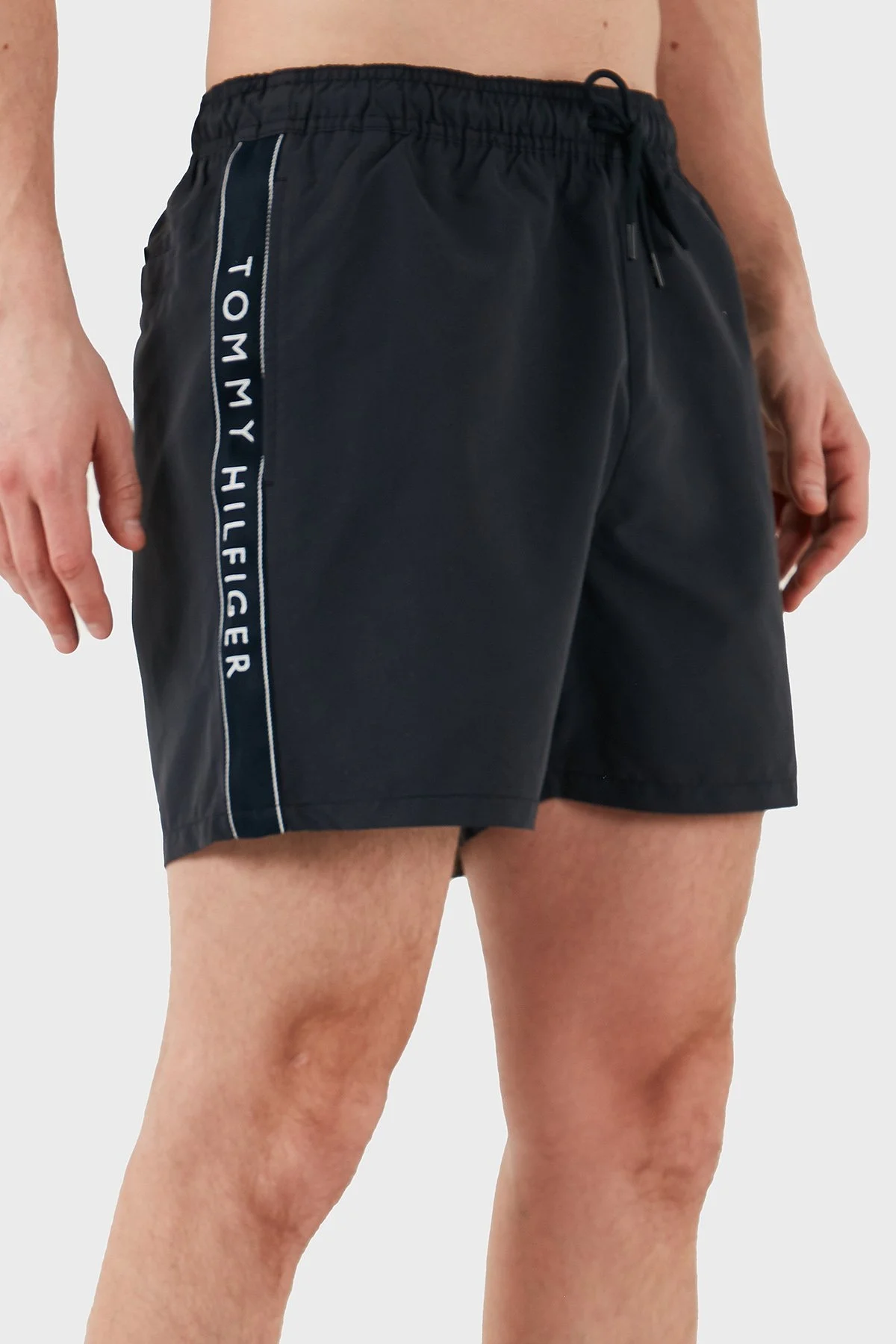 Tommy Hilfiger Logolu Cepli Erkek Mayo Short UM0UM03481 DW5 LACİVERT - 12