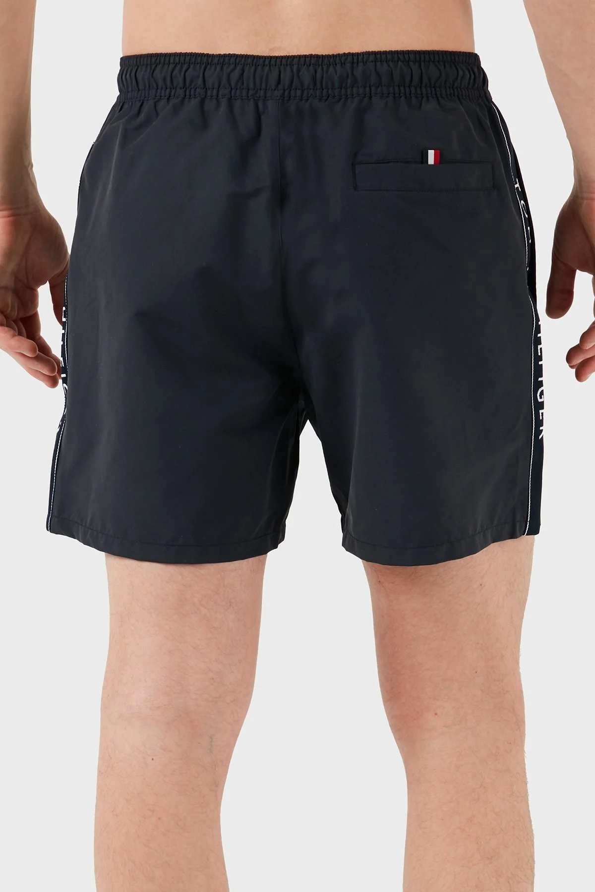 Tommy Hilfiger Logolu Cepli Erkek Mayo Short UM0UM03481 DW5 LACİVERT - 14