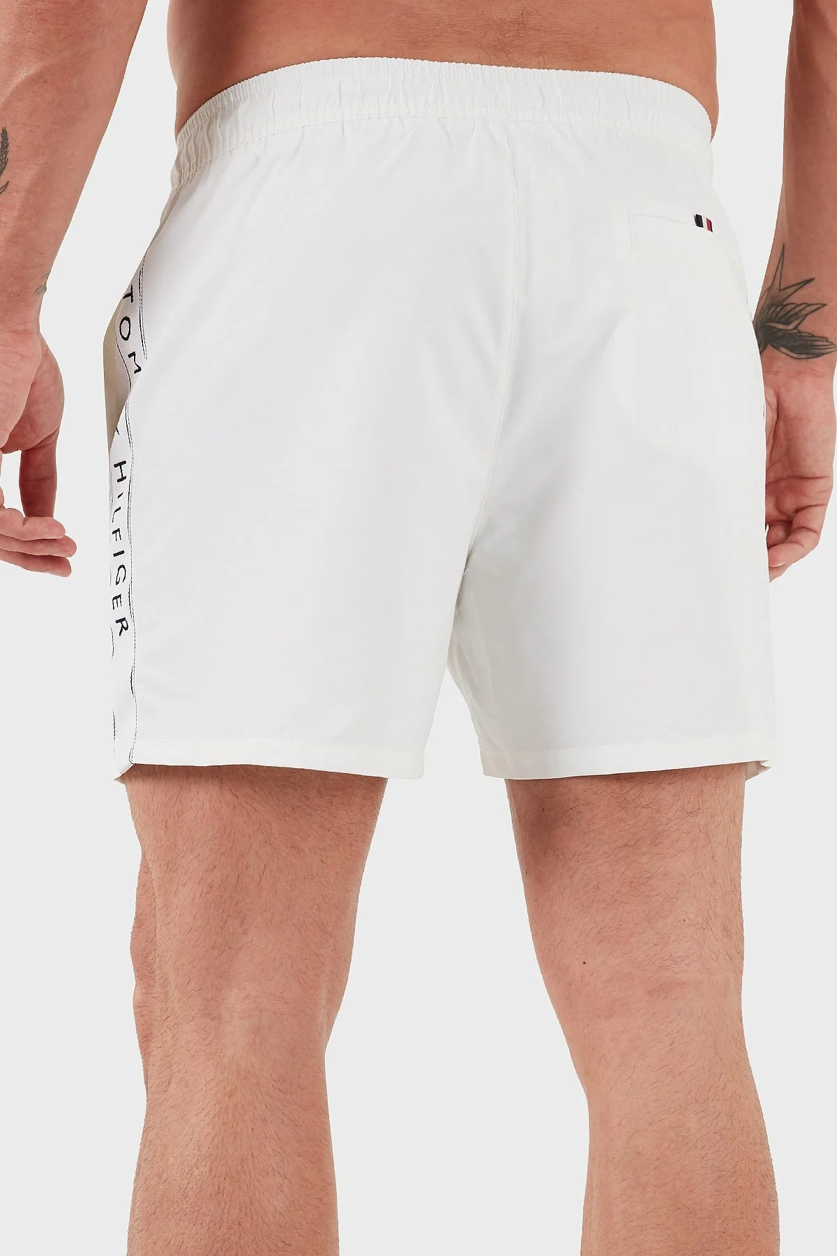 Tommy Hilfiger Logolu Cepli Erkek Mayo Short UM0UM03481 YCF BEYAZ - 9